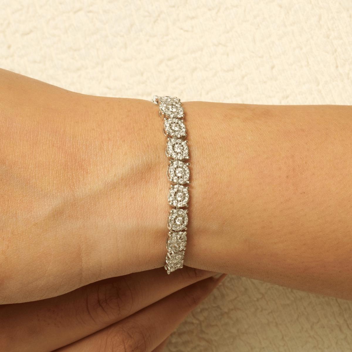 Florales Cluster-Diamant-Tennisarmband aus 14 Karat massivem Gold (zertifiziert) im Zustand „Neu“ im Angebot in New Delhi, DL