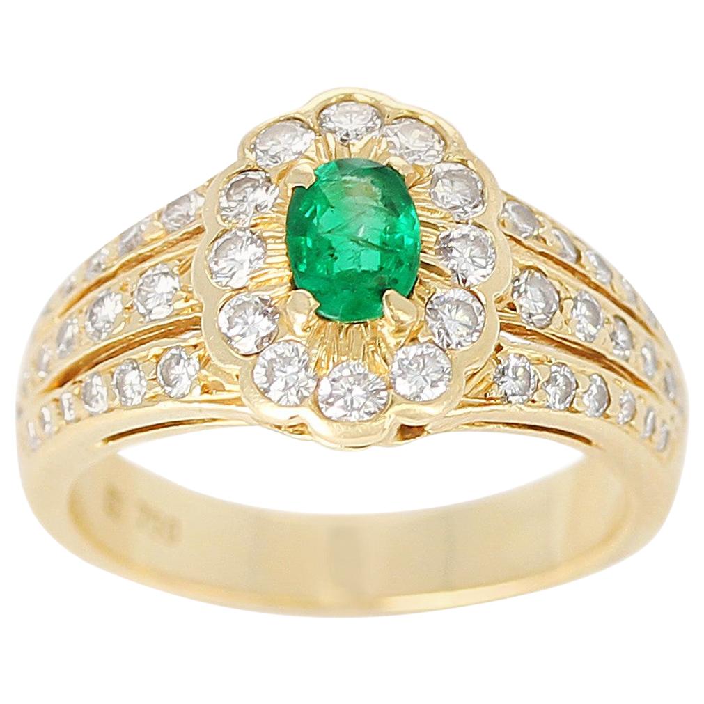 Ein floraler Smaragd- und Diamantring aus 18 Karat Gelbgold. Gewicht Smaragd: 0,40 Karat, Gewicht Diamant: 0,70 Karat. Gesamtgewicht: 5,52 Gramm, Ringgröße US 6. 

SKU: 75-FEJRTU