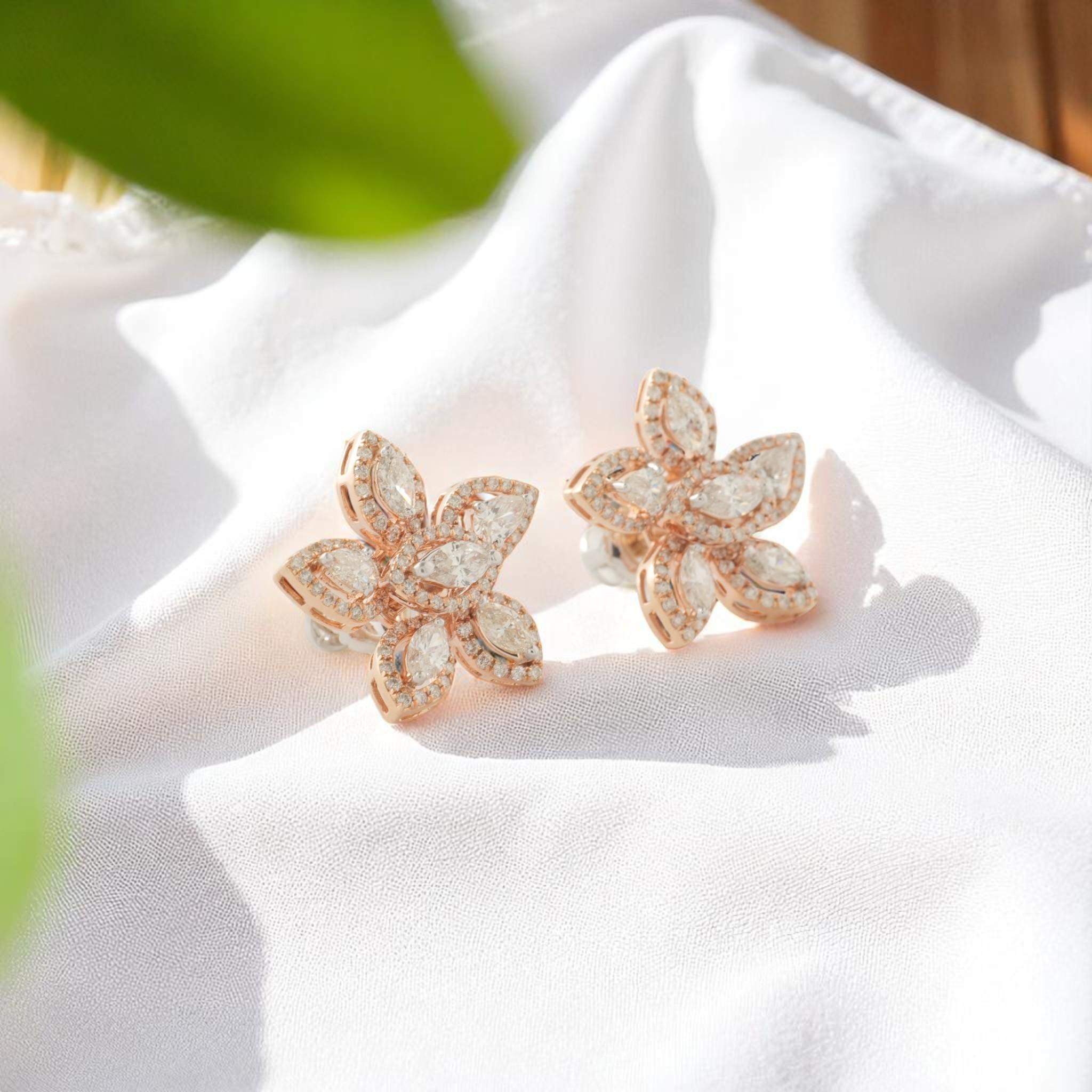 Art déco Boucles d'oreilles en or massif 14k (certifié) avec halo de diamants fantaisie en forme de grappe florale en vente