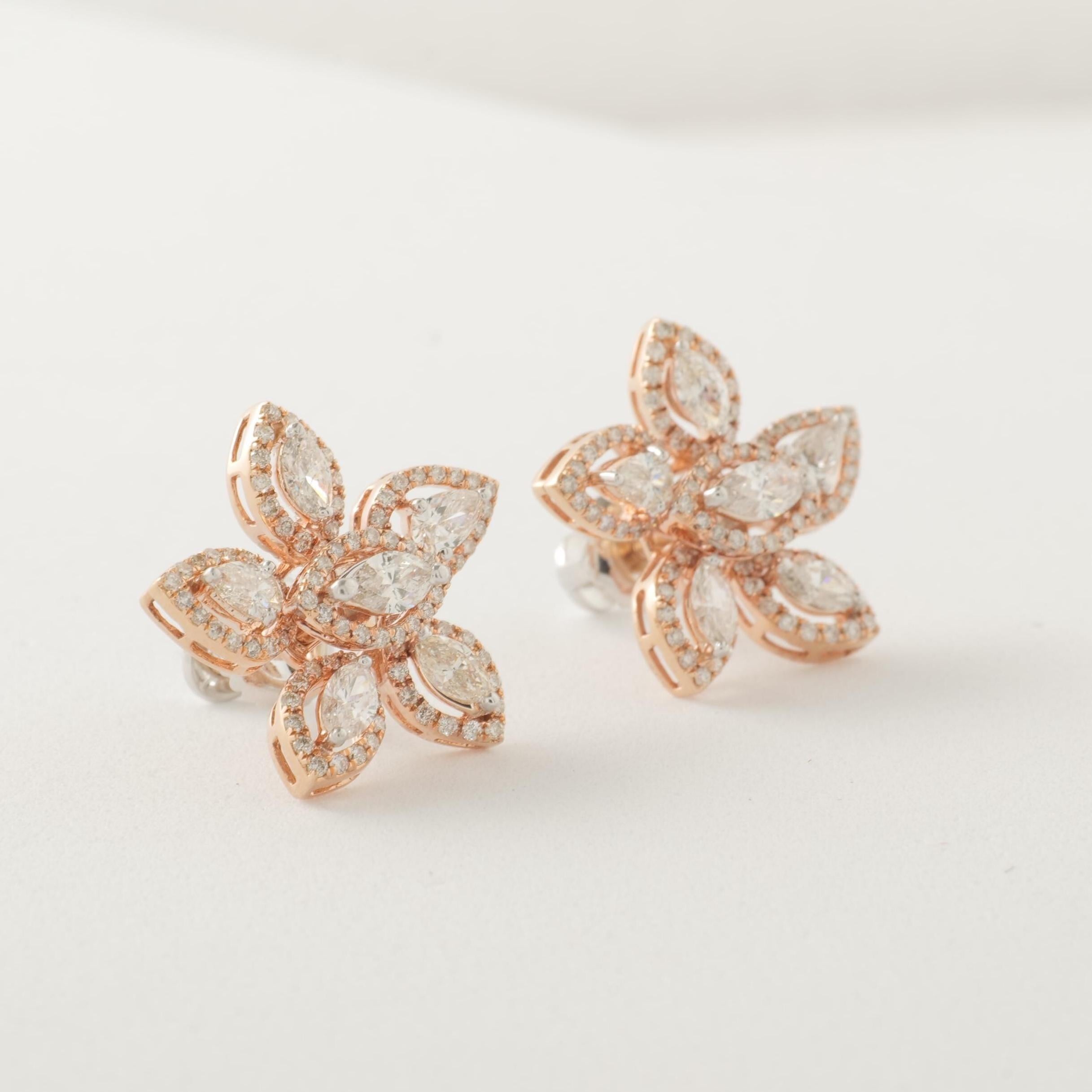 Taille poire Boucles d'oreilles en or massif 14k (certifié) avec halo de diamants fantaisie en forme de grappe florale en vente