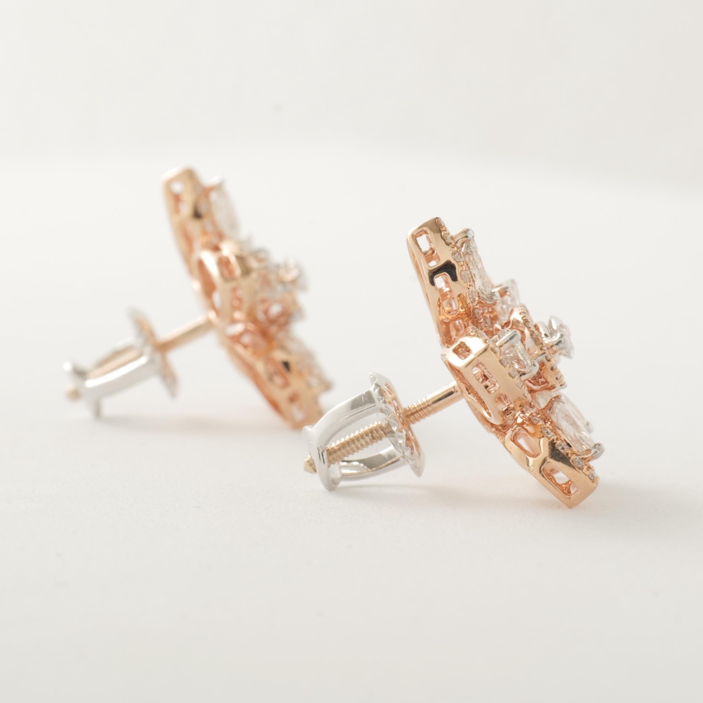 Boucles d'oreilles en or massif 14k (certifié) avec halo de diamants fantaisie en forme de grappe florale Neuf - En vente à New Delhi, DL