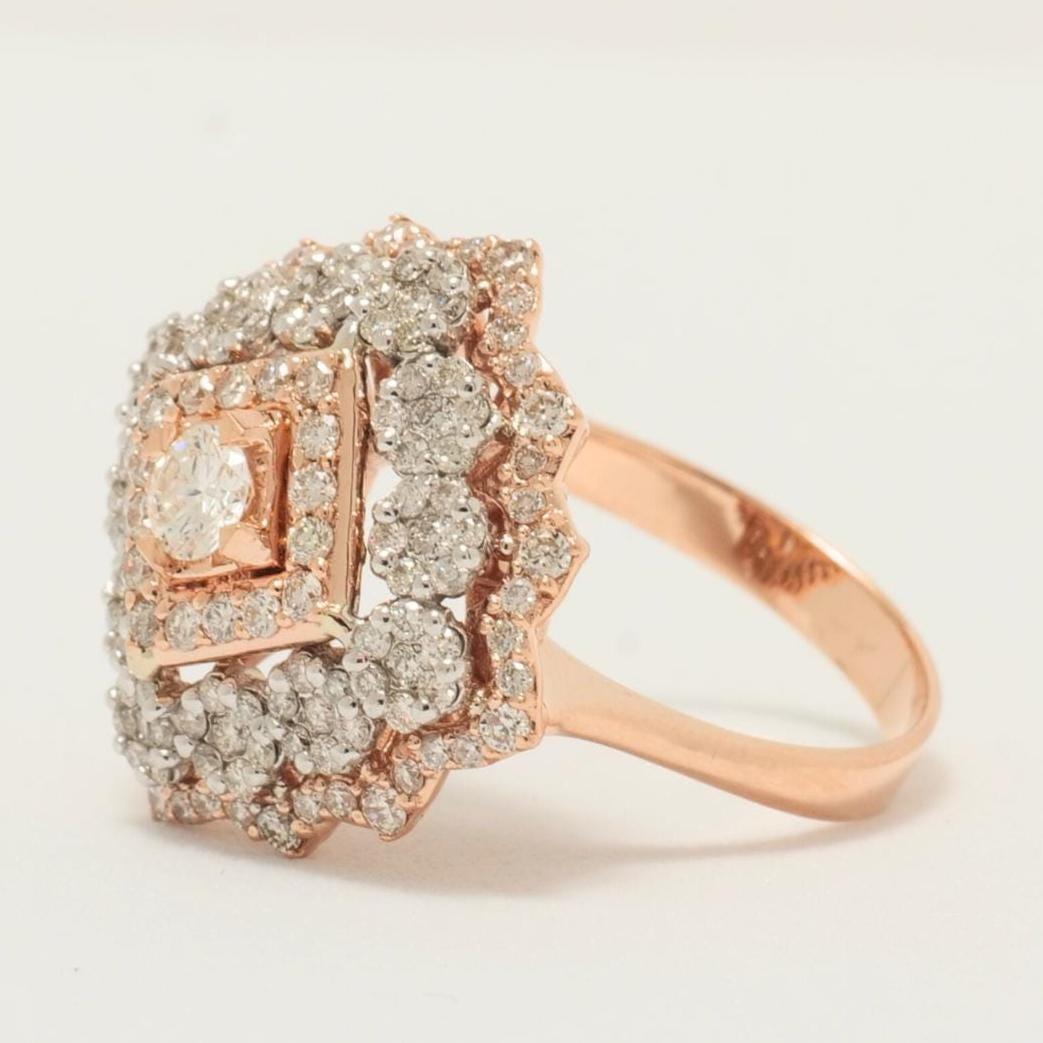 Bague en or massif 14K avec halo de diamants naturels en forme de grappe florale (certifié) Neuf - En vente à New Delhi, DL