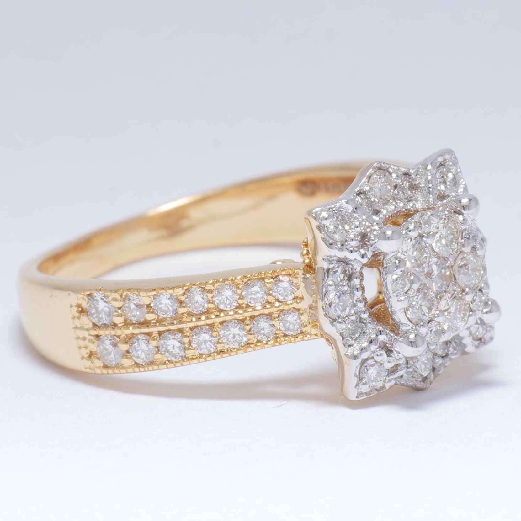 Taille ronde Bague de demande en mariage en or massif 14 carats avec grappe florale de diamants naturels (certifié) en vente