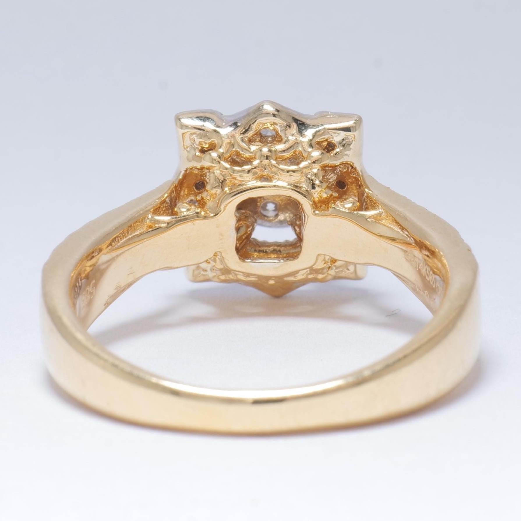 Bague de demande en mariage en or massif 14 carats avec grappe florale de diamants naturels (certifié) Neuf - En vente à New Delhi, DL