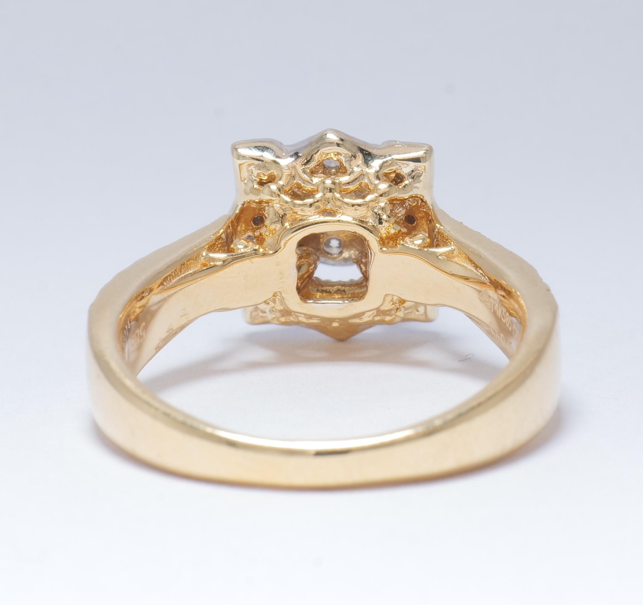 Bague de demande en mariage en or massif 14 carats avec grappe florale de diamants naturels (certifié) en vente 2