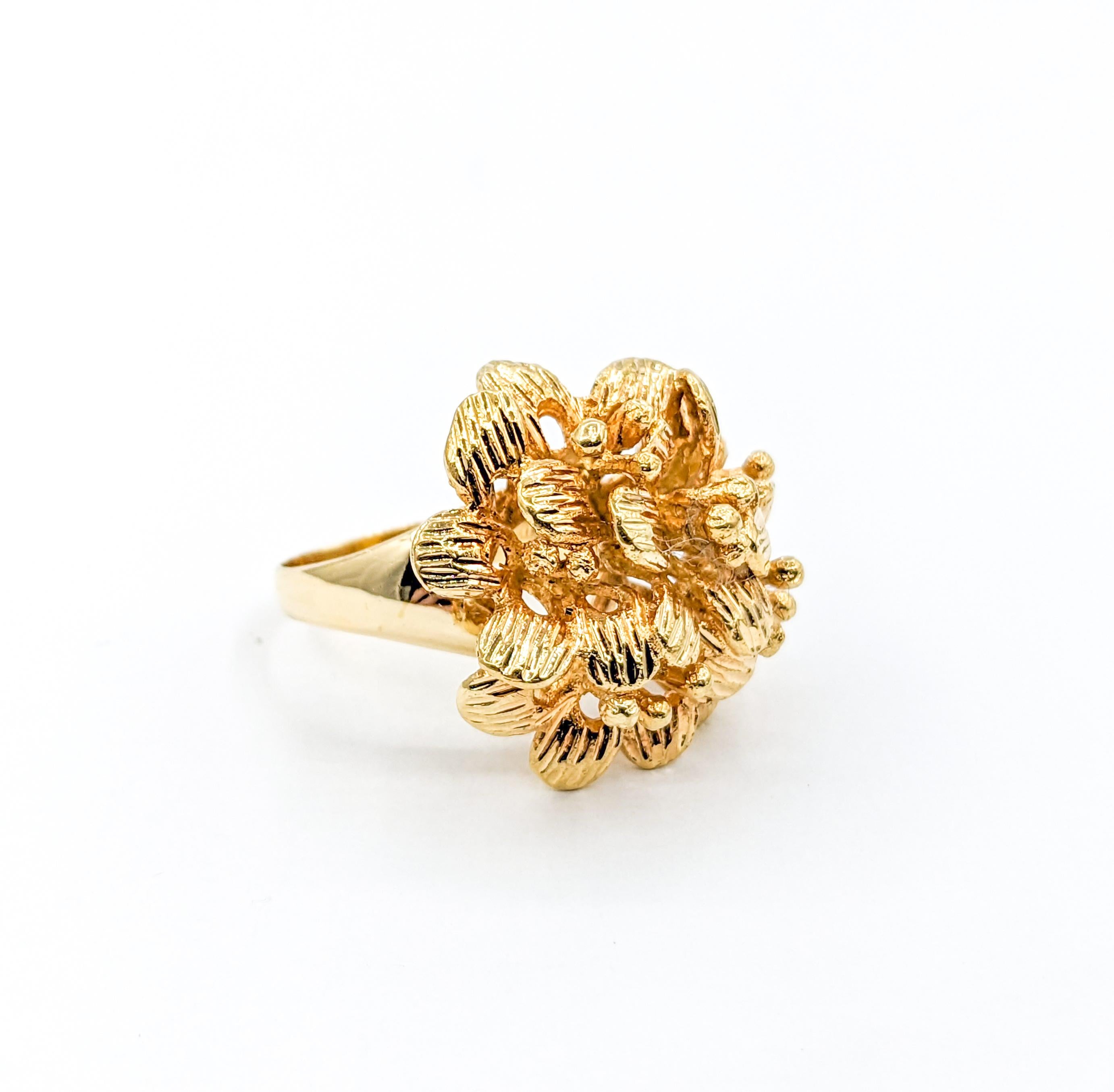 Floral Cluster Ring in Gold In Excellent Condition For Sale In Bloomington, MN