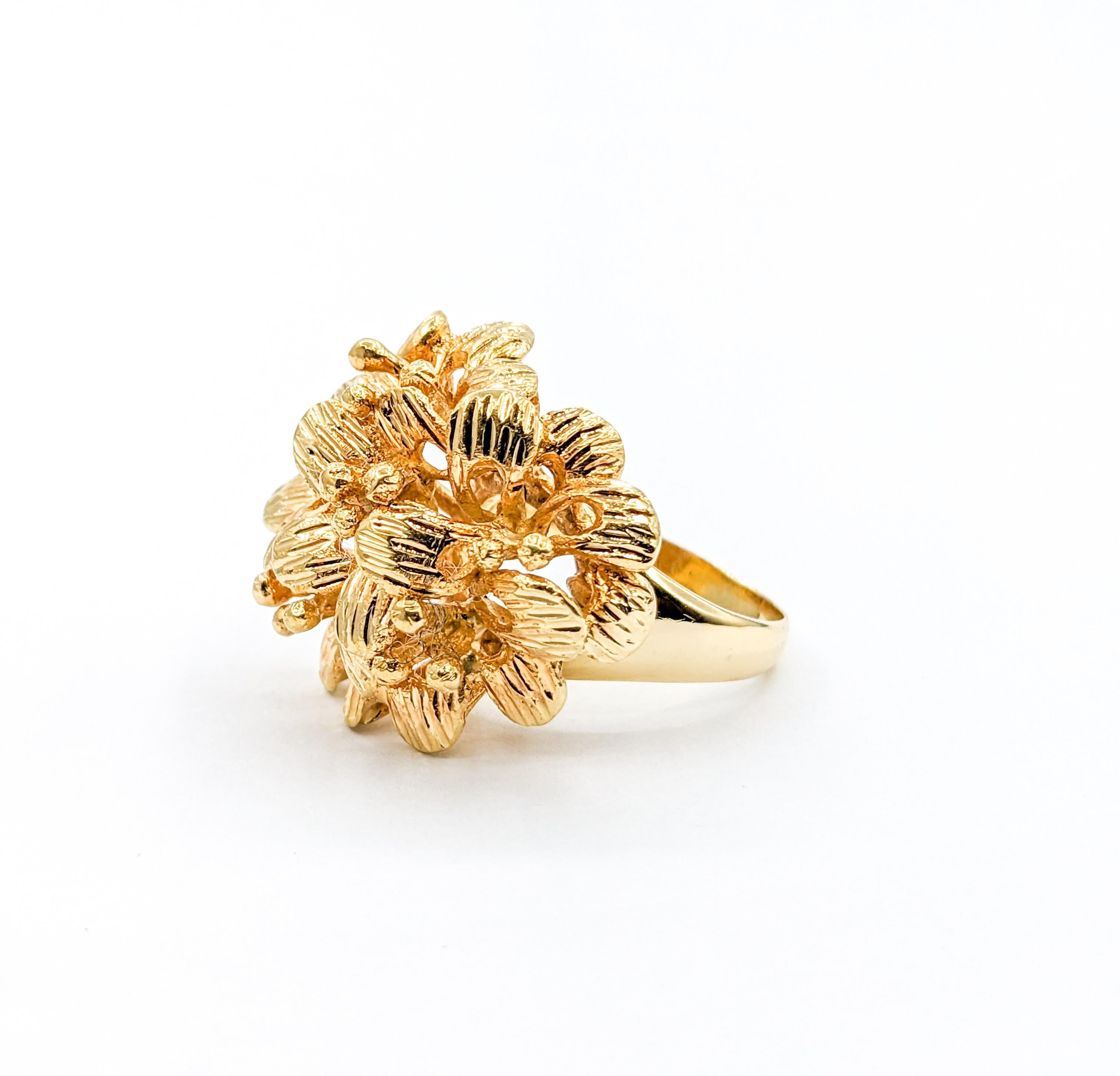 Floral Cluster Ring in Gold For Sale 4