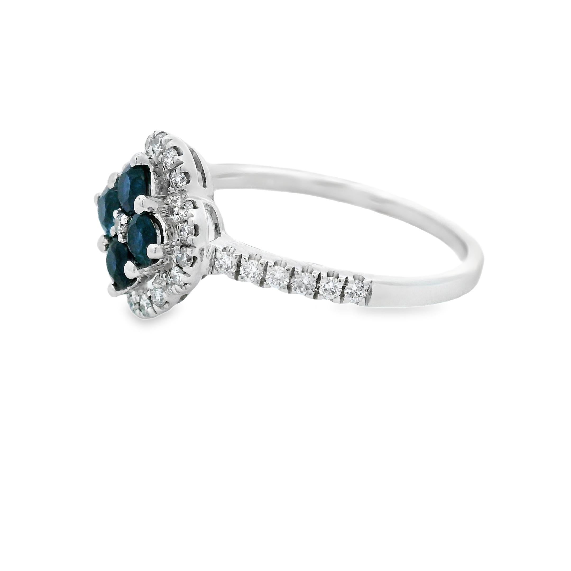 Expresión refinada de forma y simetría, este anillo de inspiración floral presenta cuatro zafiros redondos engastados en un motivo de trébol, rodeados por un delicado halo de brillantes diamantes blancos. Elaborado en oro blanco de 14 quilates, el