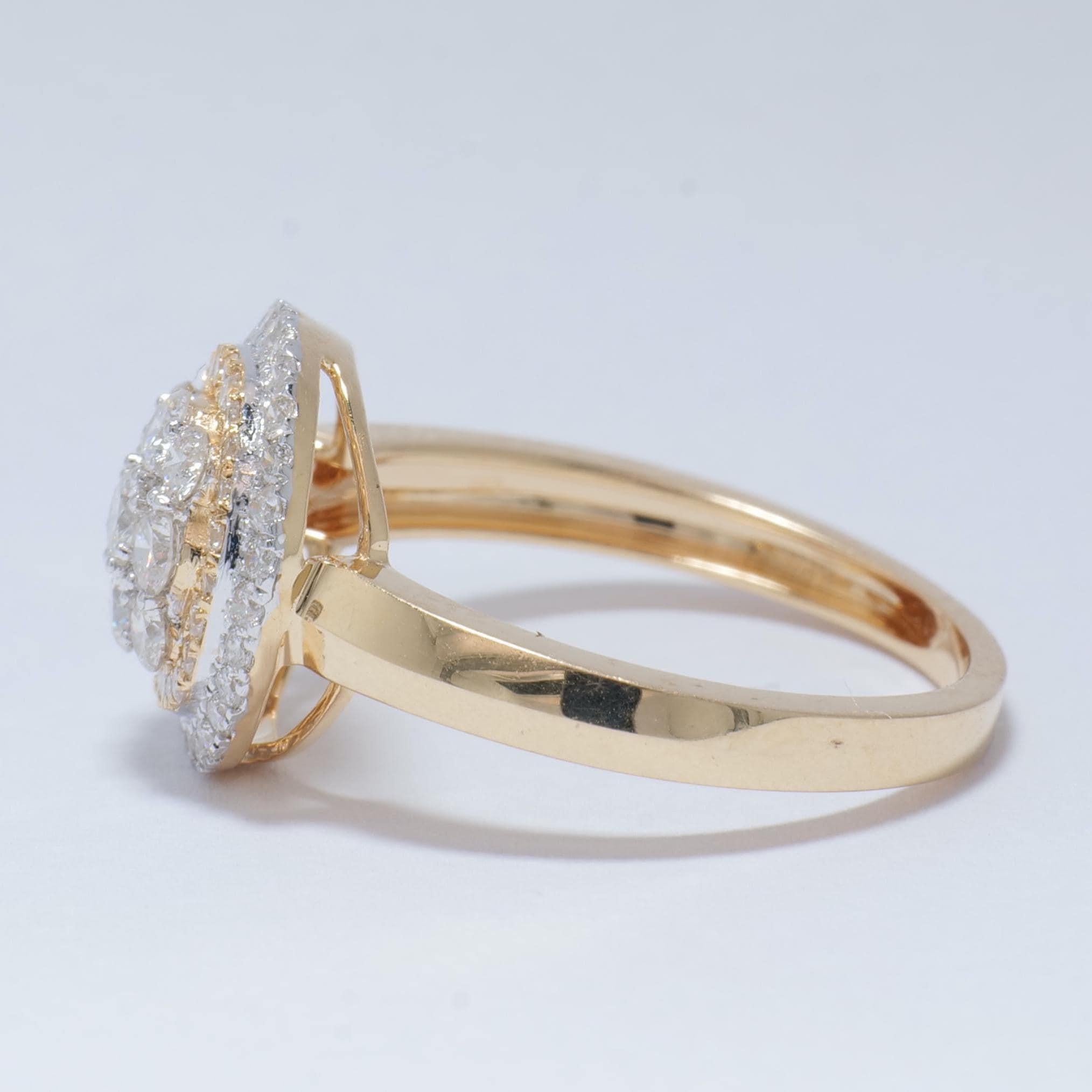 Anello con diamanti naturali a grappolo floreali in oro massiccio 14k (certificato) In condizioni Nuovo in vendita a New Delhi, DL