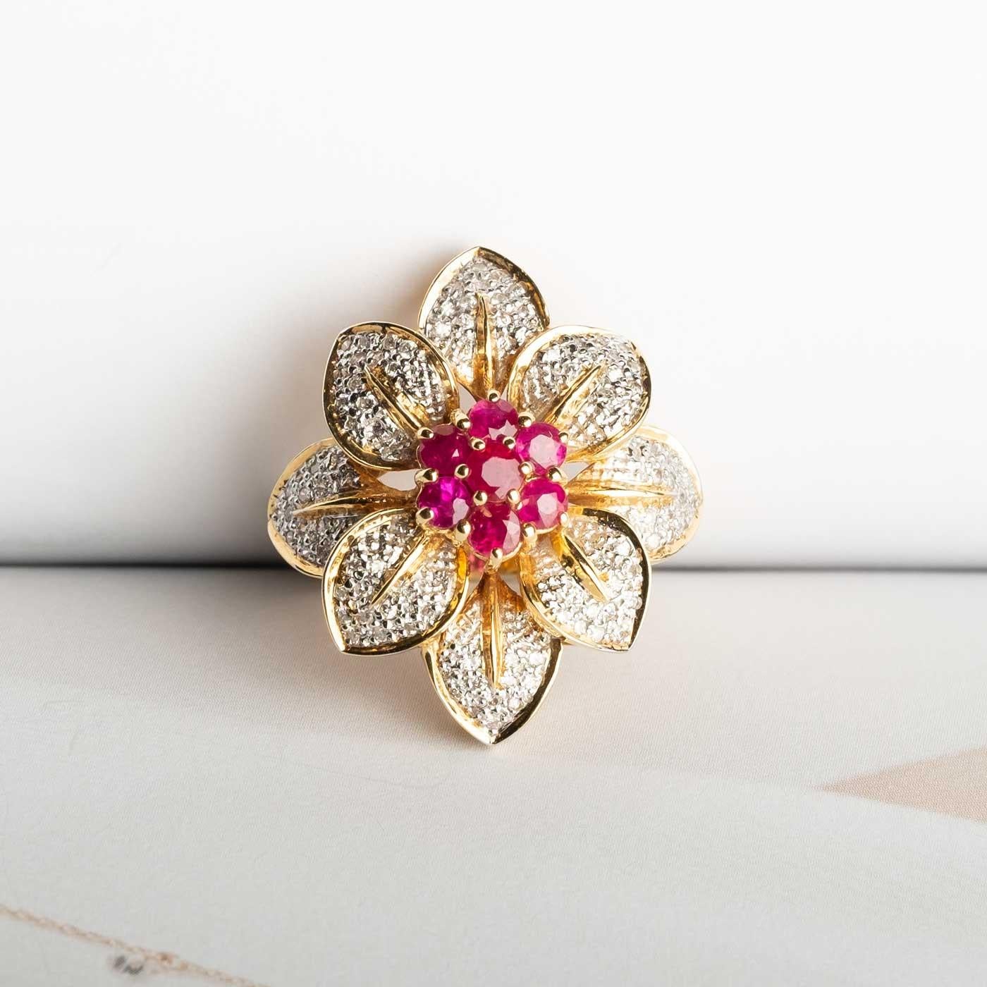 Anello cocktail floreale in oro giallo 18 ct con diamanti e rubini naturali In condizioni buone in vendita a Milano, MI