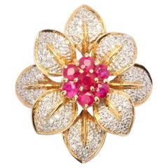 Anello cocktail floreale in oro giallo 18 ct con diamanti e rubini naturali