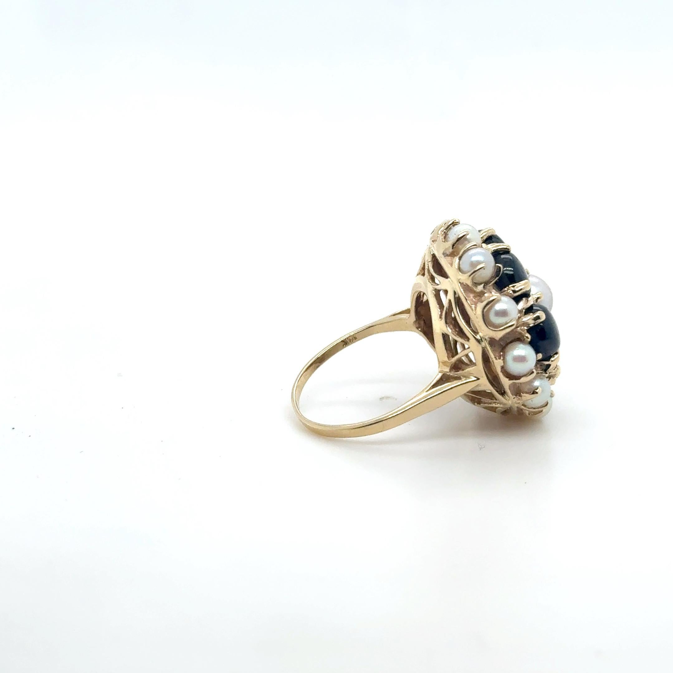 Anello cocktail floreale con 6 zaffiri neri e perle coltivate in vendita 1