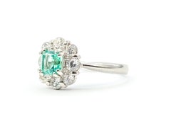 Blumenförmiger Ring aus kolumbianischem Smaragd und Diamanten in Platin