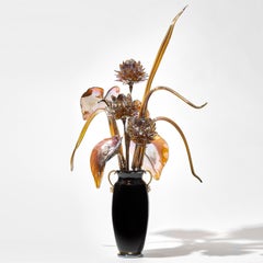 Composition florale en noir et or I, nature morte en verre d'Elliot Walker