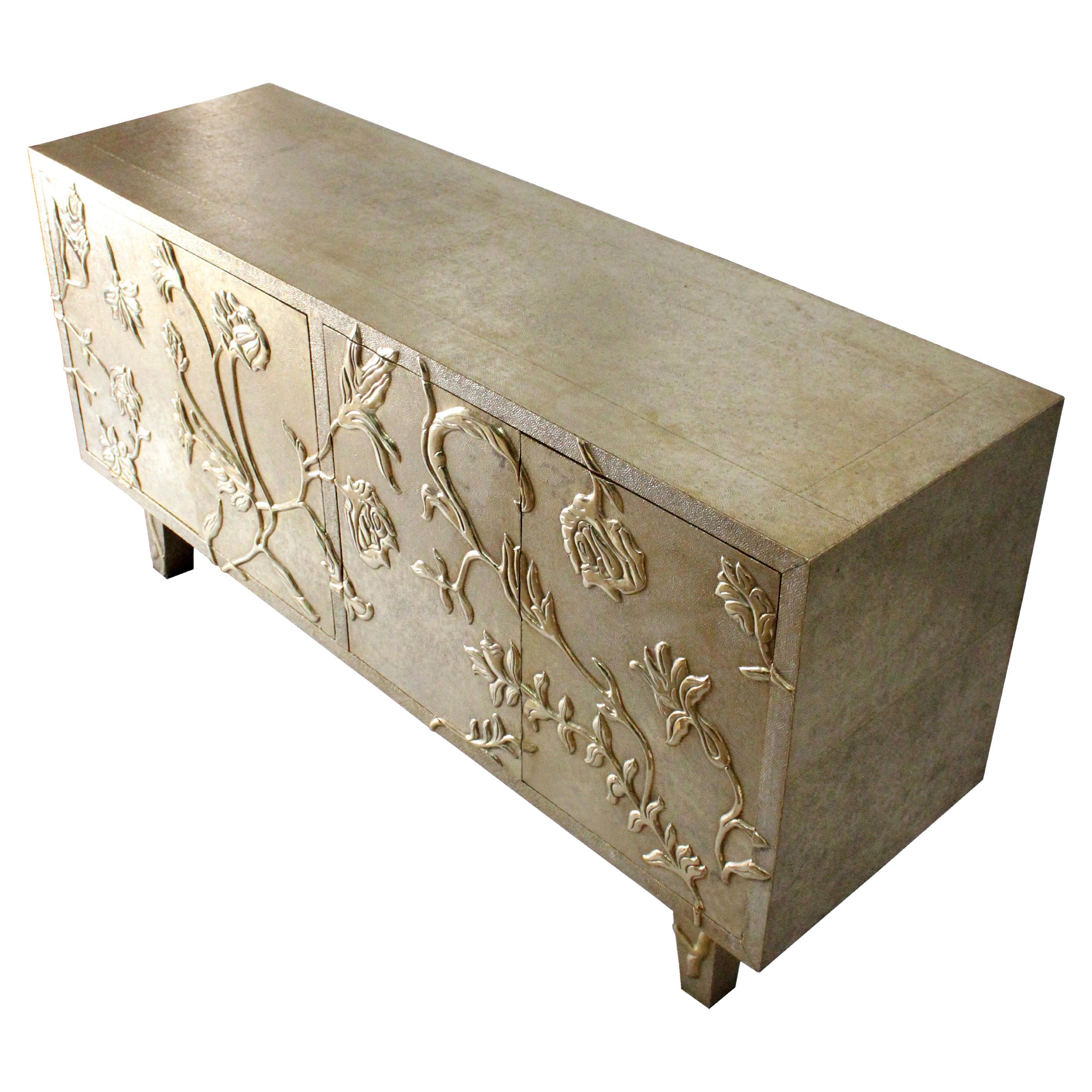 Si ispira ai motivi floreali utilizzati nei dipinti dei palazzi del Rajasthan. Uno dei pezzi più venduti della collezione Stephanie Odegard. Questo elegante pezzo è realizzato a mano in teak massiccio che viene unito per formare un profilo pulito ed