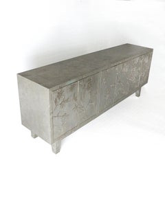 Anrichte mit Blumenmuster aus weißer Bronze über MDF, handgefertigt in Indien