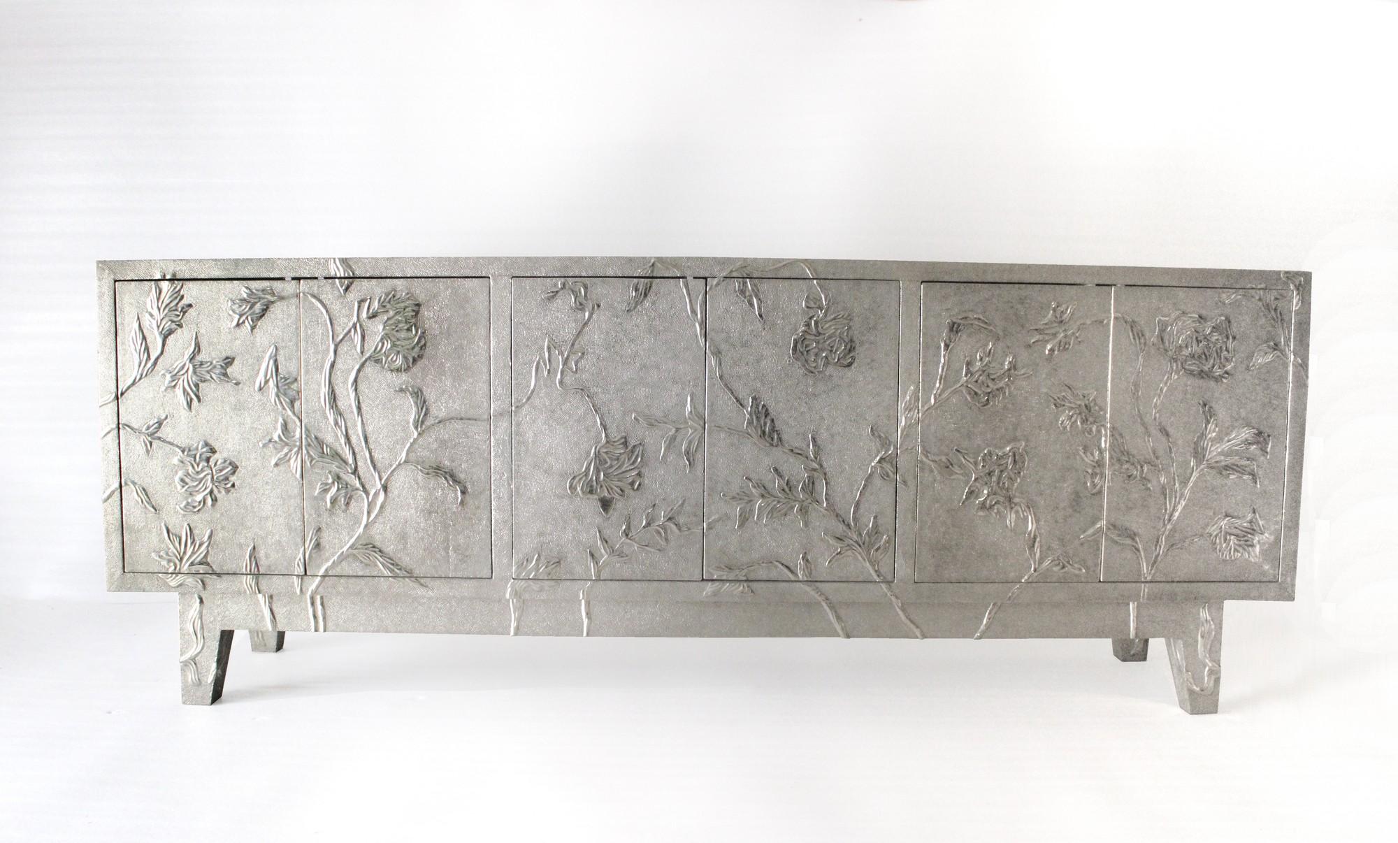 Crédence à fleurs en bronze blanc recouvert de MDF fabriquée à la main en Inde en vente 1