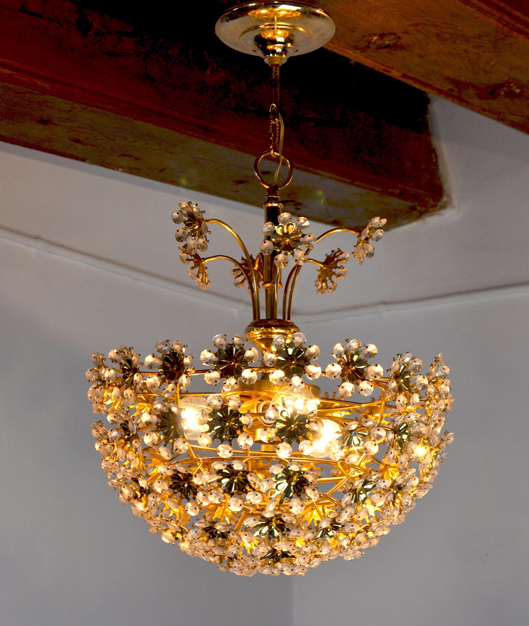 Rare and large floral chandelier in cut crystals, designed and produced by bakalowits & söhne in austria in the 1970s.

Golden structure composed of crystals cut in perfect condition.

Rare design object that will illuminate your interior