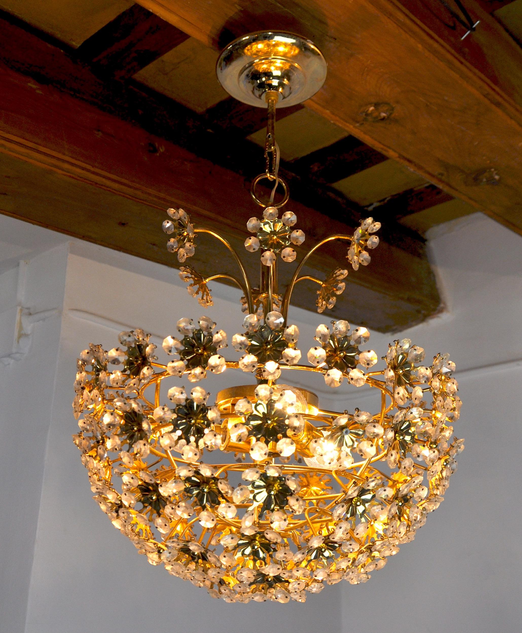 Floral Crystal Chandelier Cut by Bakalowits & Söhne, Austria, circa 1970 In Good Condition For Sale In BARCELONA, ES
