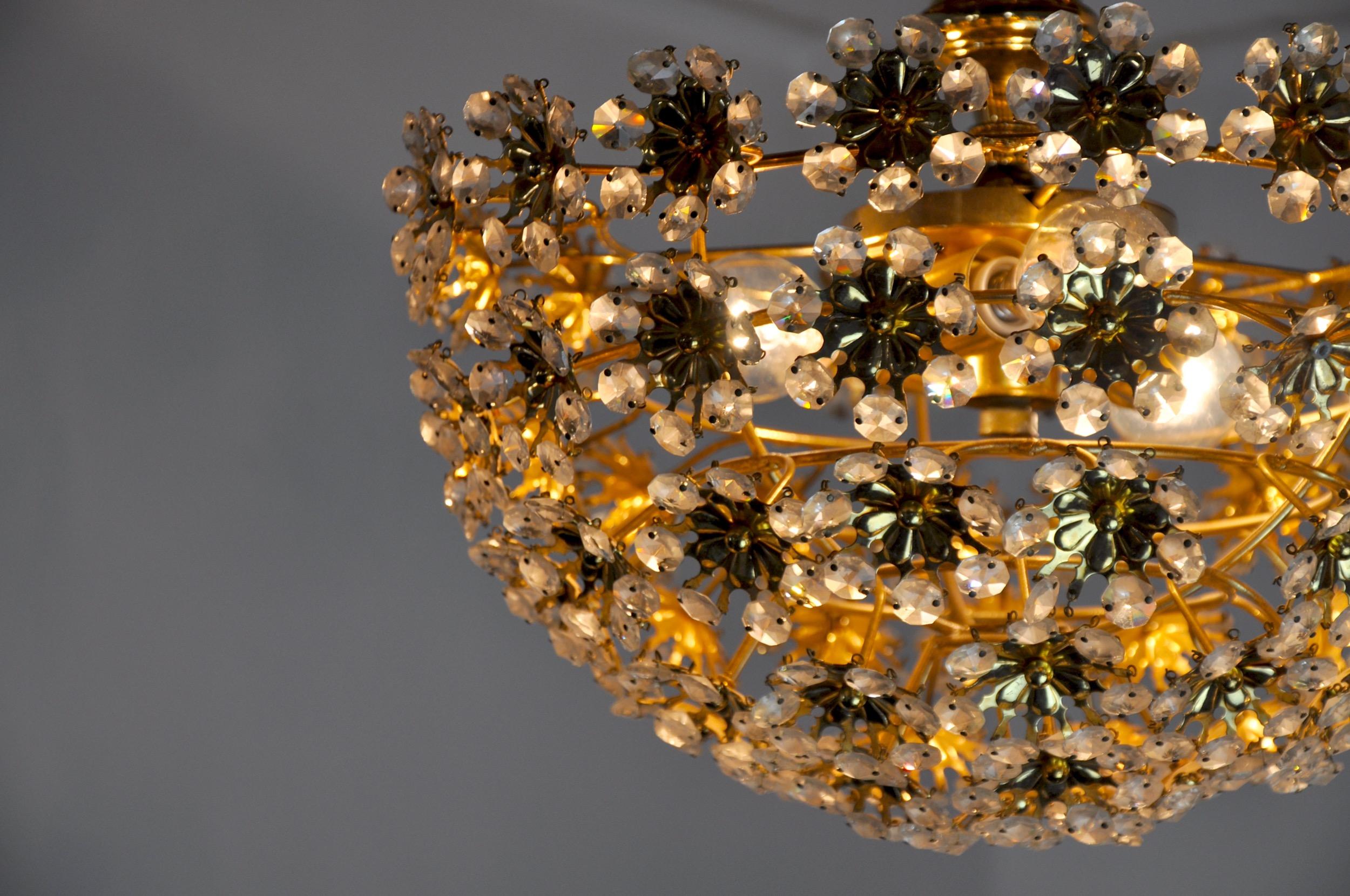 Late 20th Century Floral Crystal Chandelier Cut by Bakalowits & Söhne, Austria, circa 1970 For Sale