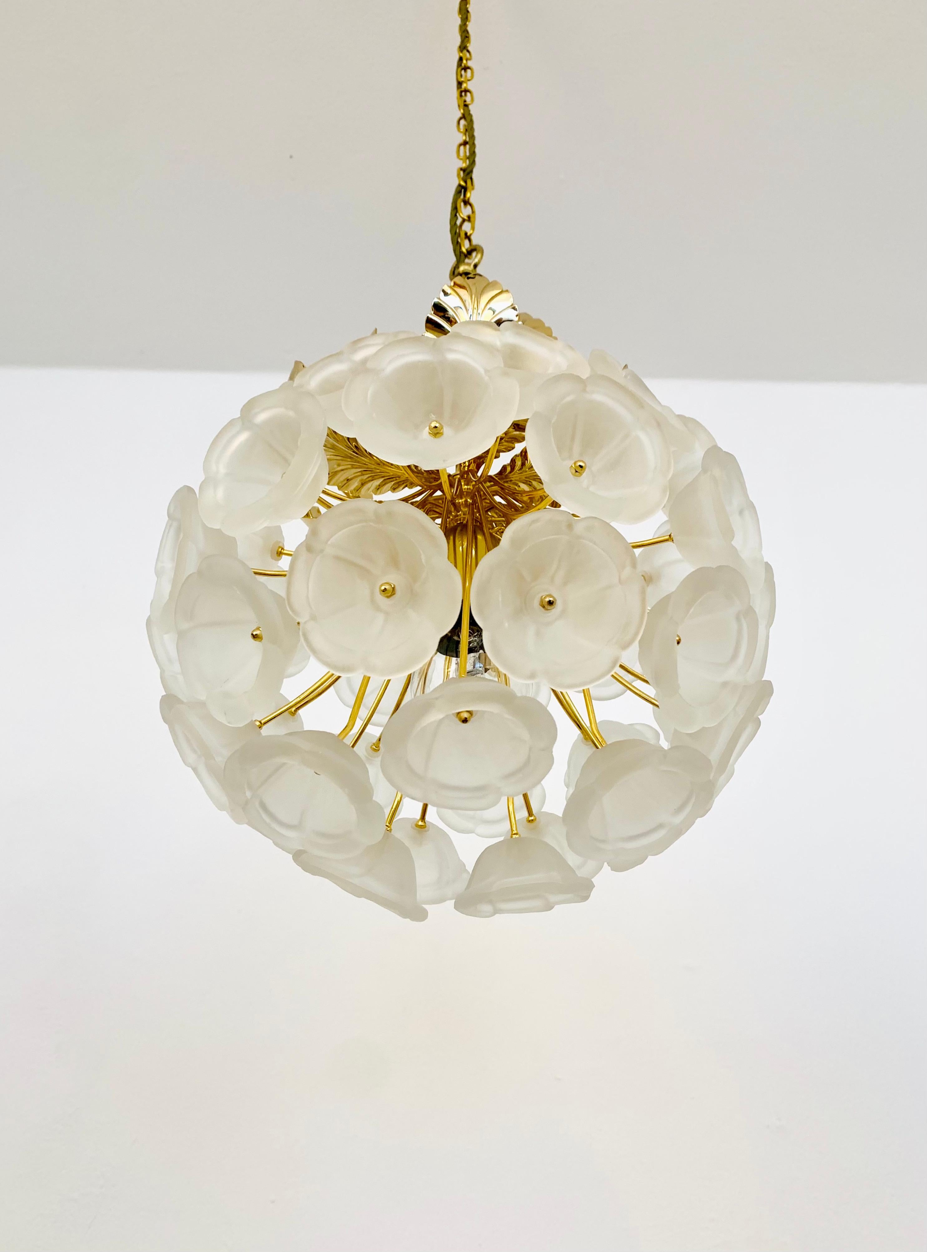 Mid-Century moderno Lampadario floreale in vetro cristallo di Ernst Palme in vendita