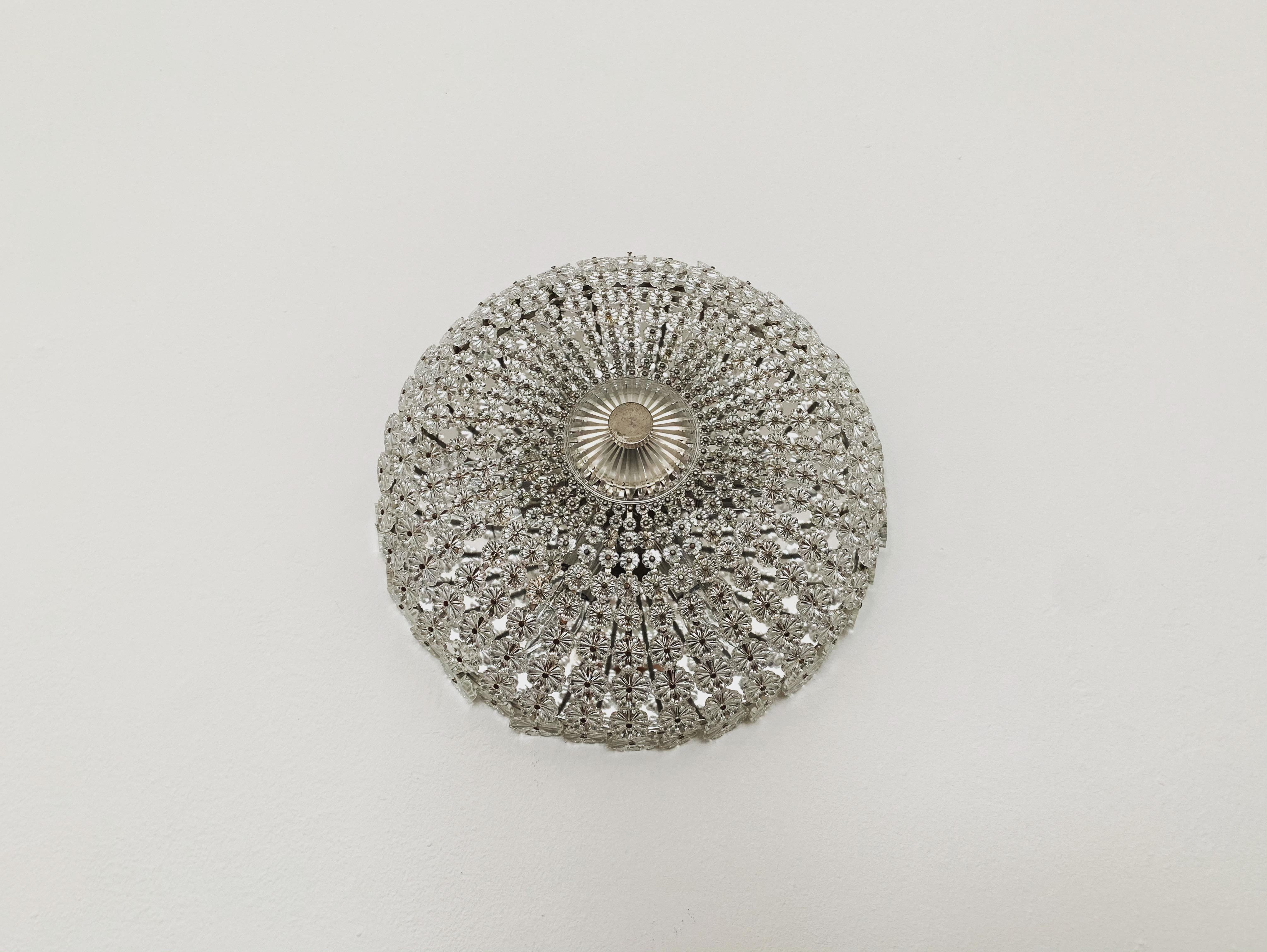 Mid-Century moderno Lampada da incasso in vetro con cristalli floreali in vendita