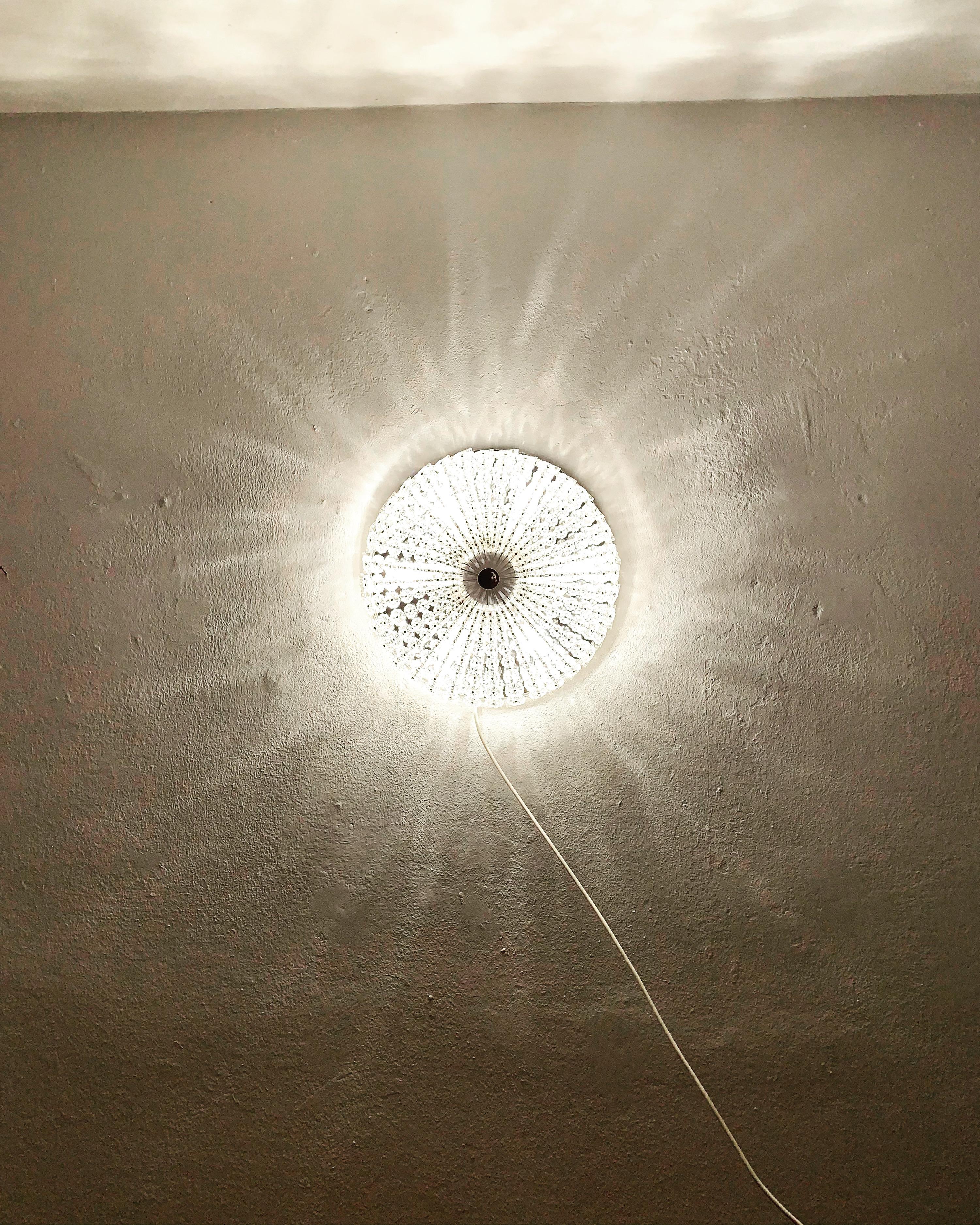 Metà XX secolo Lampada da incasso in vetro con cristalli floreali in vendita
