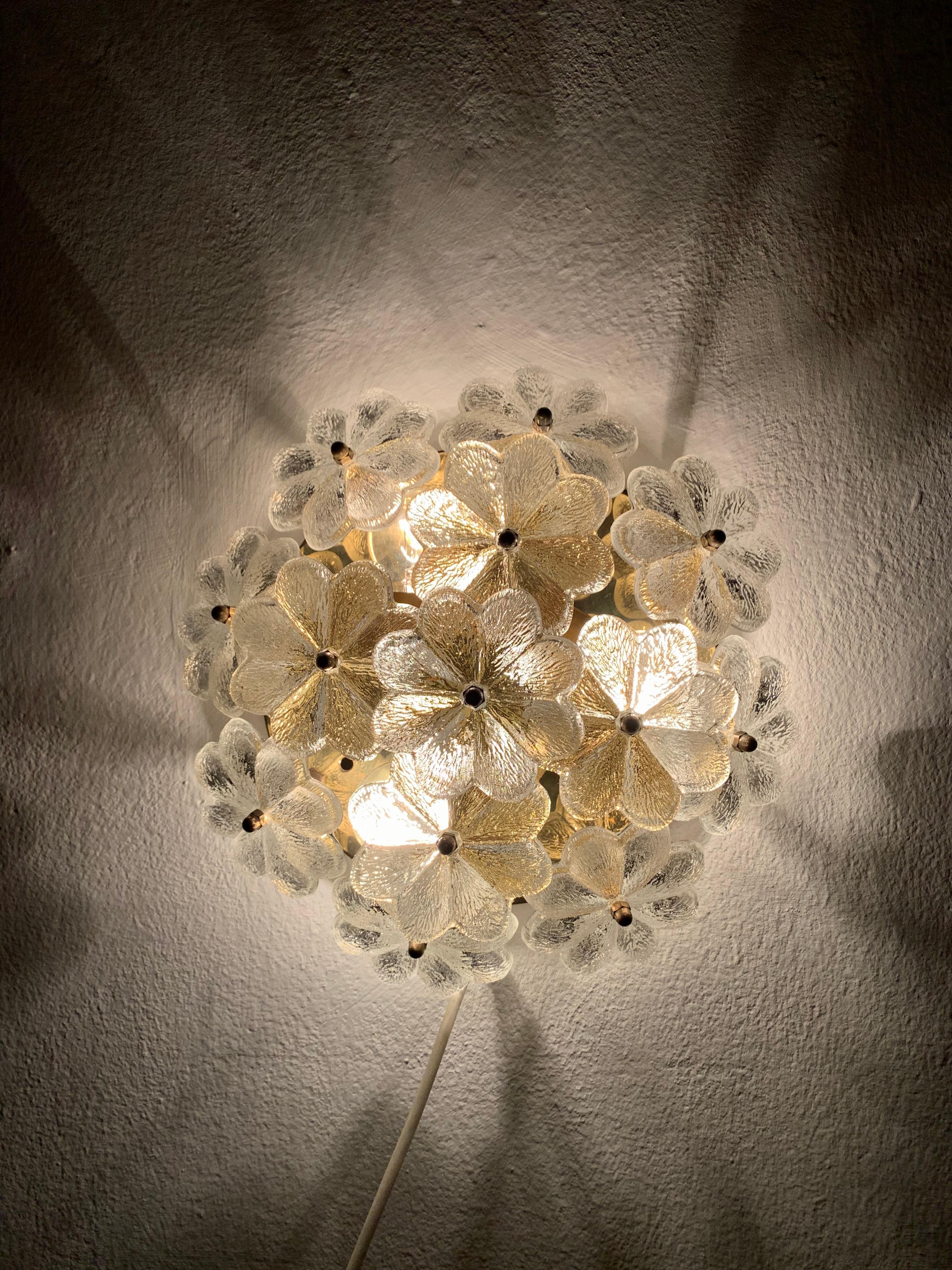 Lampe murale en verre de cristal à motifs floraux par Ernst Palme en vente 4