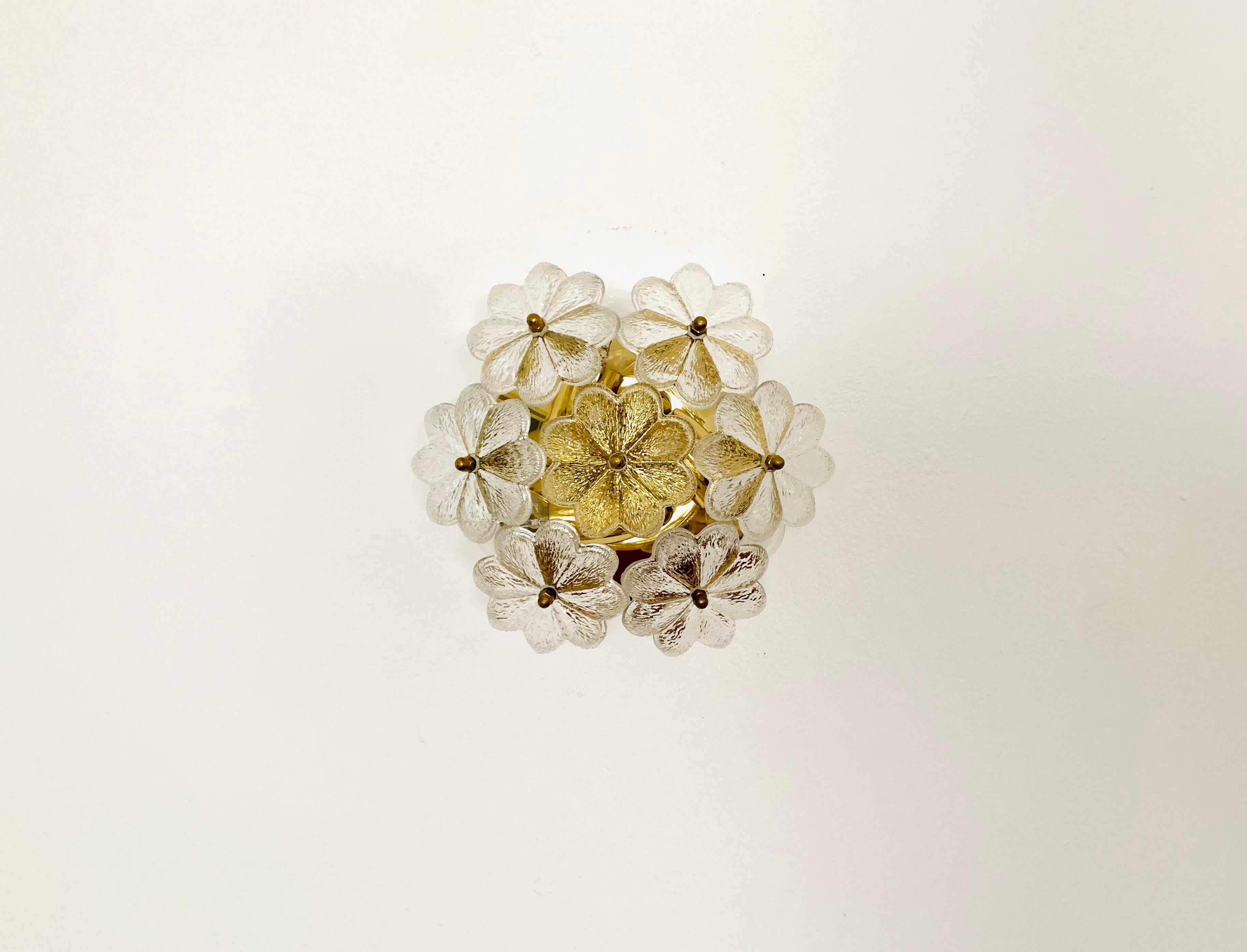 Wunderschöne florale Wandlampe aus Kristallglas aus den 1960er Jahren.
Die hochwertigen Glaselemente verbreiten ein beeindruckend funkelndes Lichtspiel.
Außergewöhnlich hohe Verarbeitungsqualität.
Sehr edle und luxuriöse Ausstrahlung und ein echter
