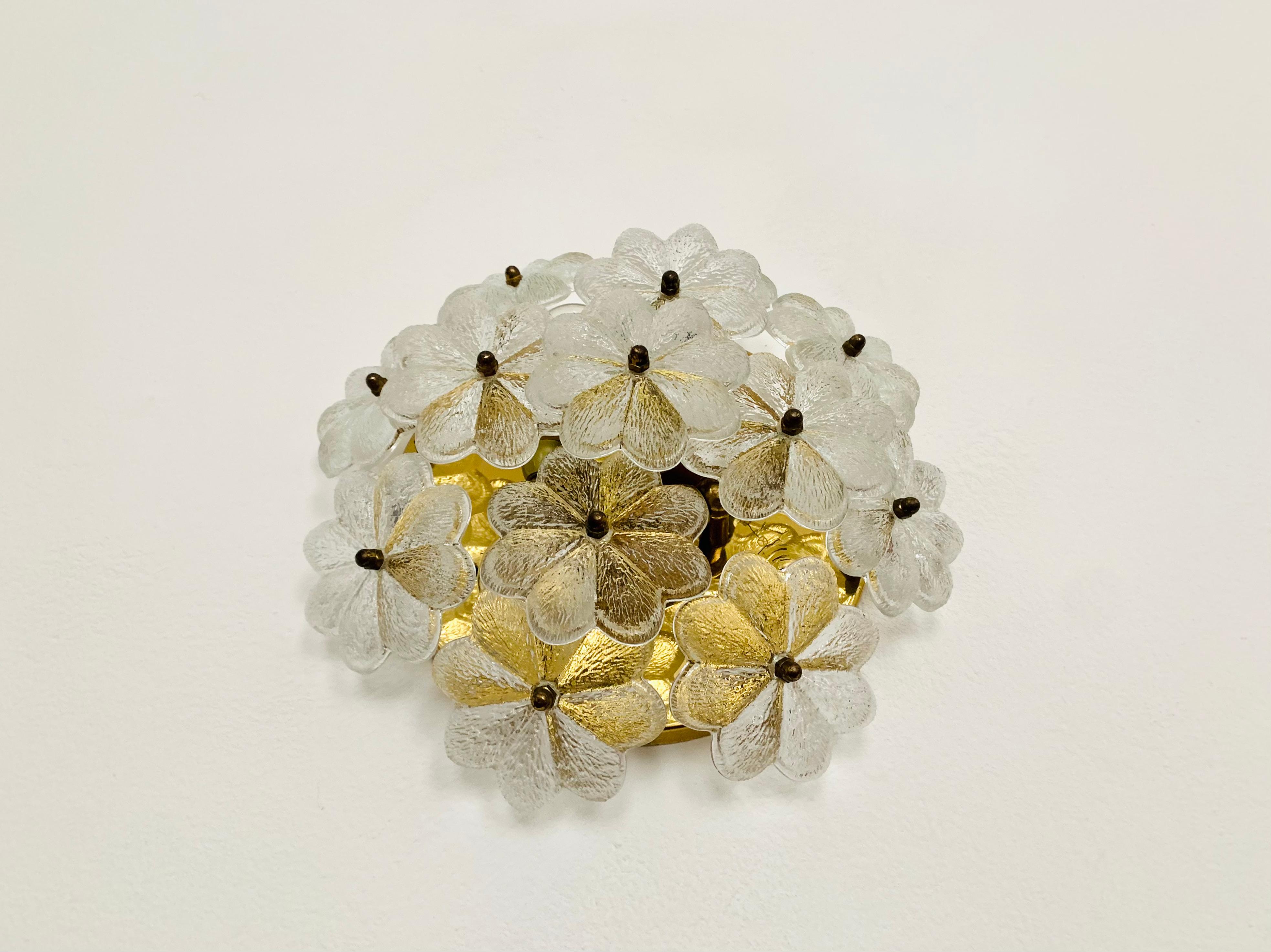 Wandleuchte aus geblümtem Kristallglas von Ernst Palme (Metall) im Angebot