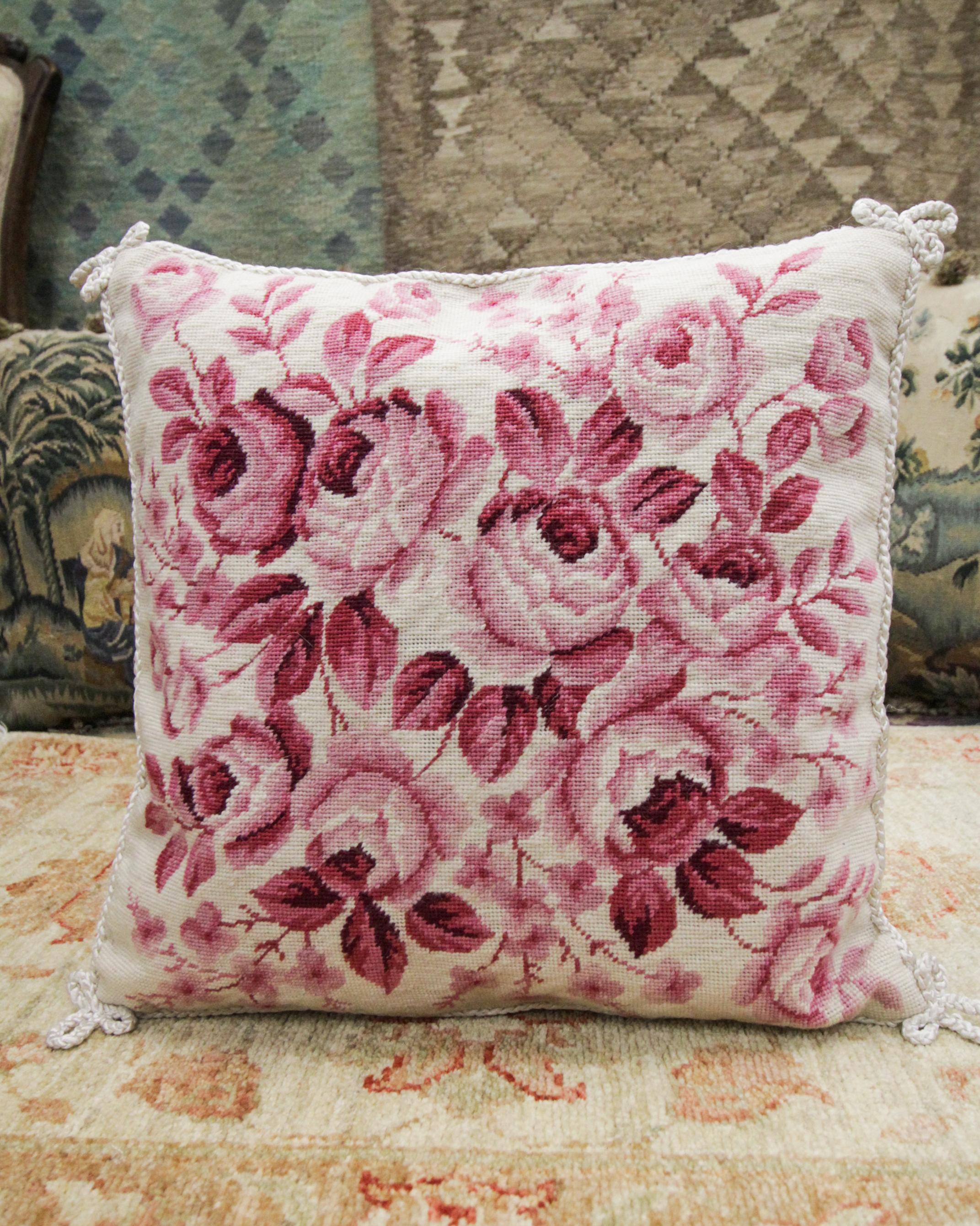 Aubusson Couvercle de coussin à motifs floraux brodé à la main, étui à coussins en laine rose en vente