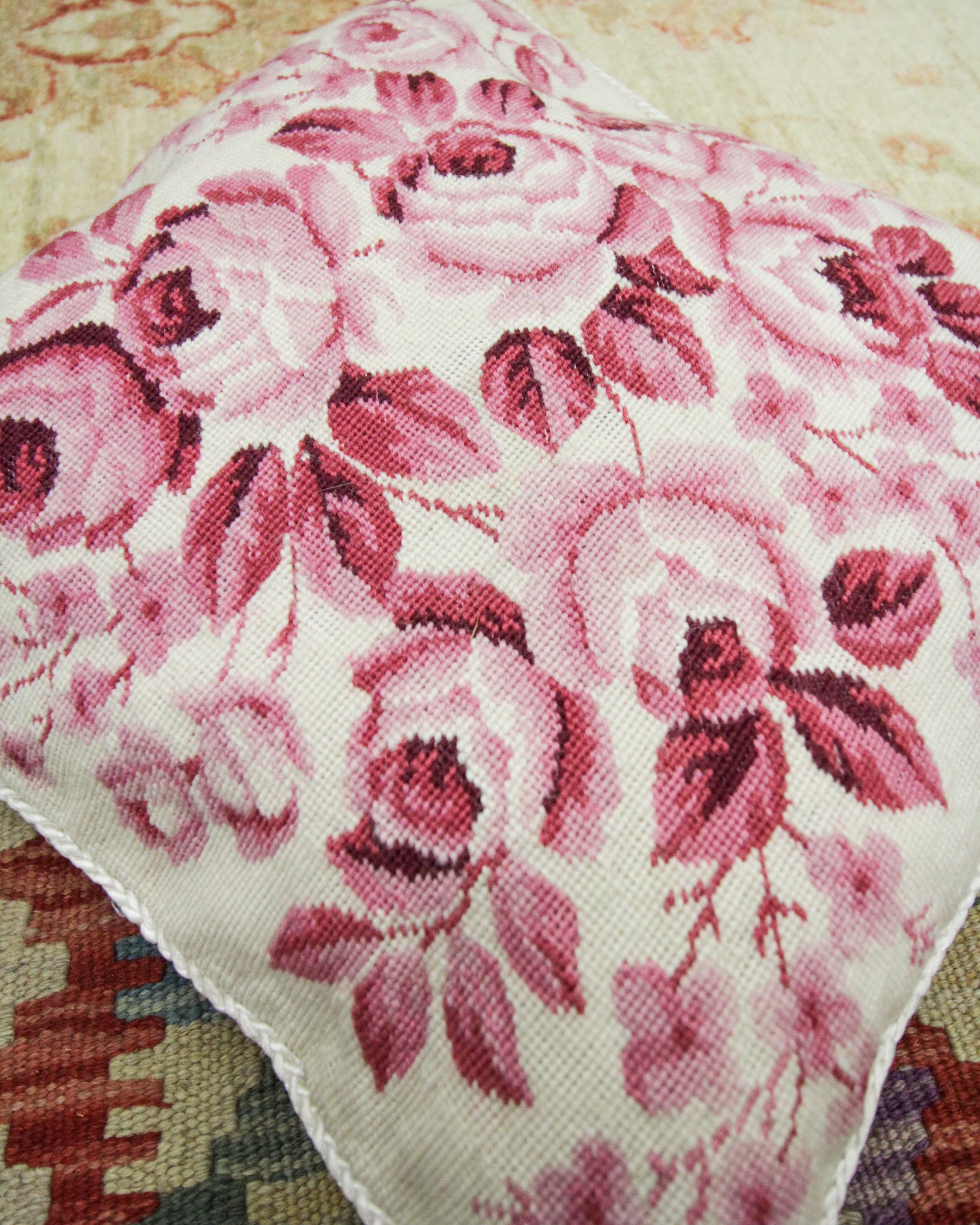 Tissé à la main Couvercle de coussin à motifs floraux brodé à la main, étui à coussins en laine rose en vente