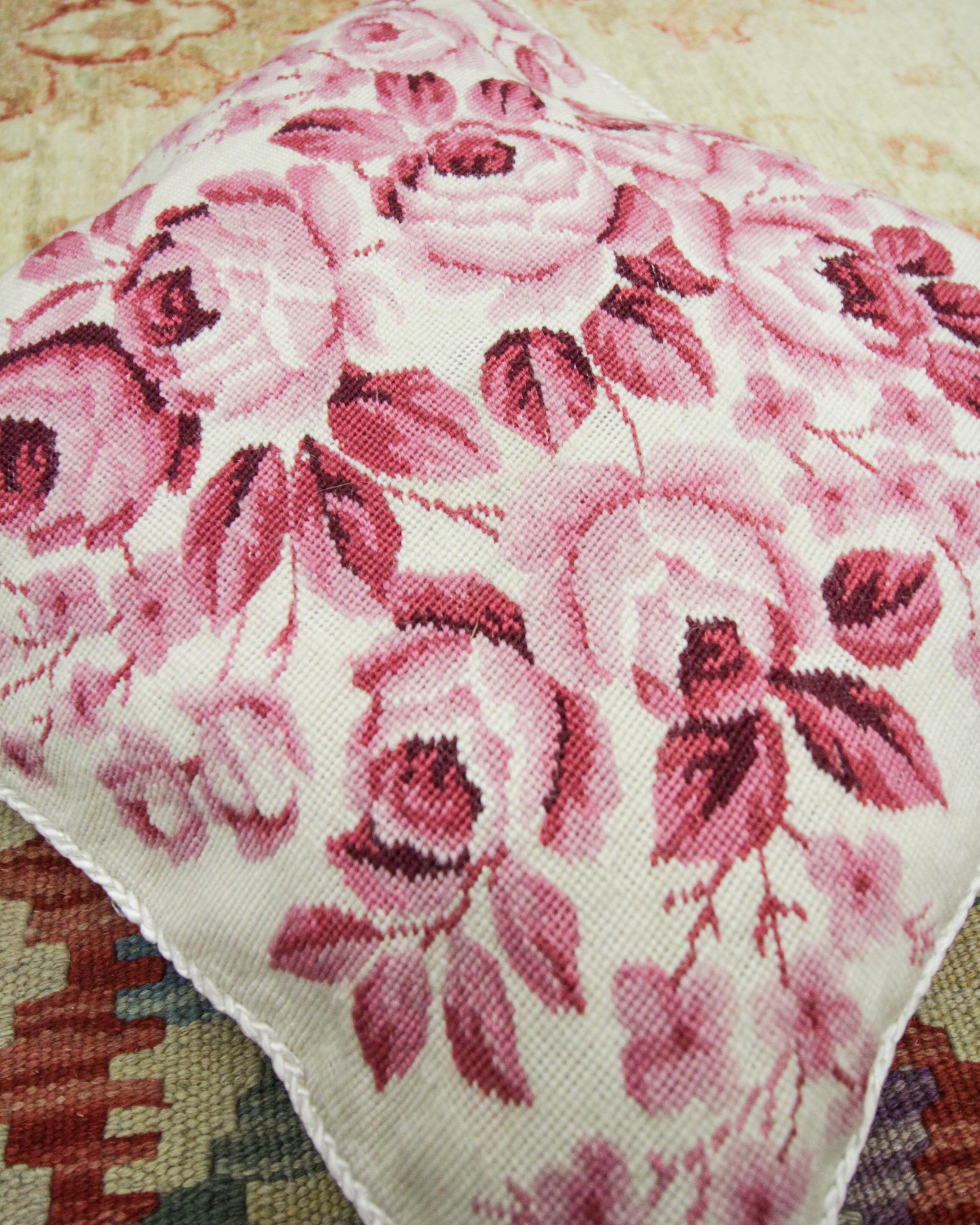 Handbestickte Kissenhülle mit floralem Kissenbezug aus rosa Wolle, Kissen mit Schachtelmuster (Handgefertigt) im Angebot