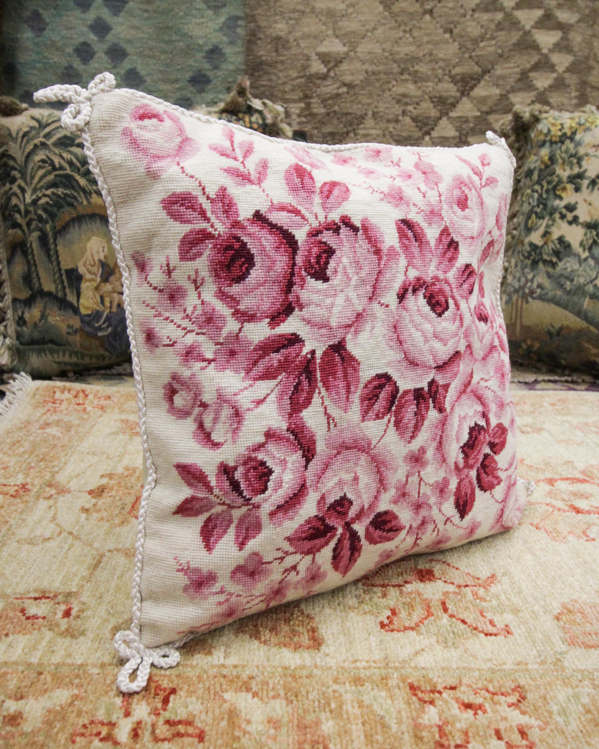 Handbestickte Kissenhülle mit floralem Kissenbezug aus rosa Wolle, Kissen mit Schachtelmuster im Zustand „Hervorragend“ im Angebot in Hampshire, GB