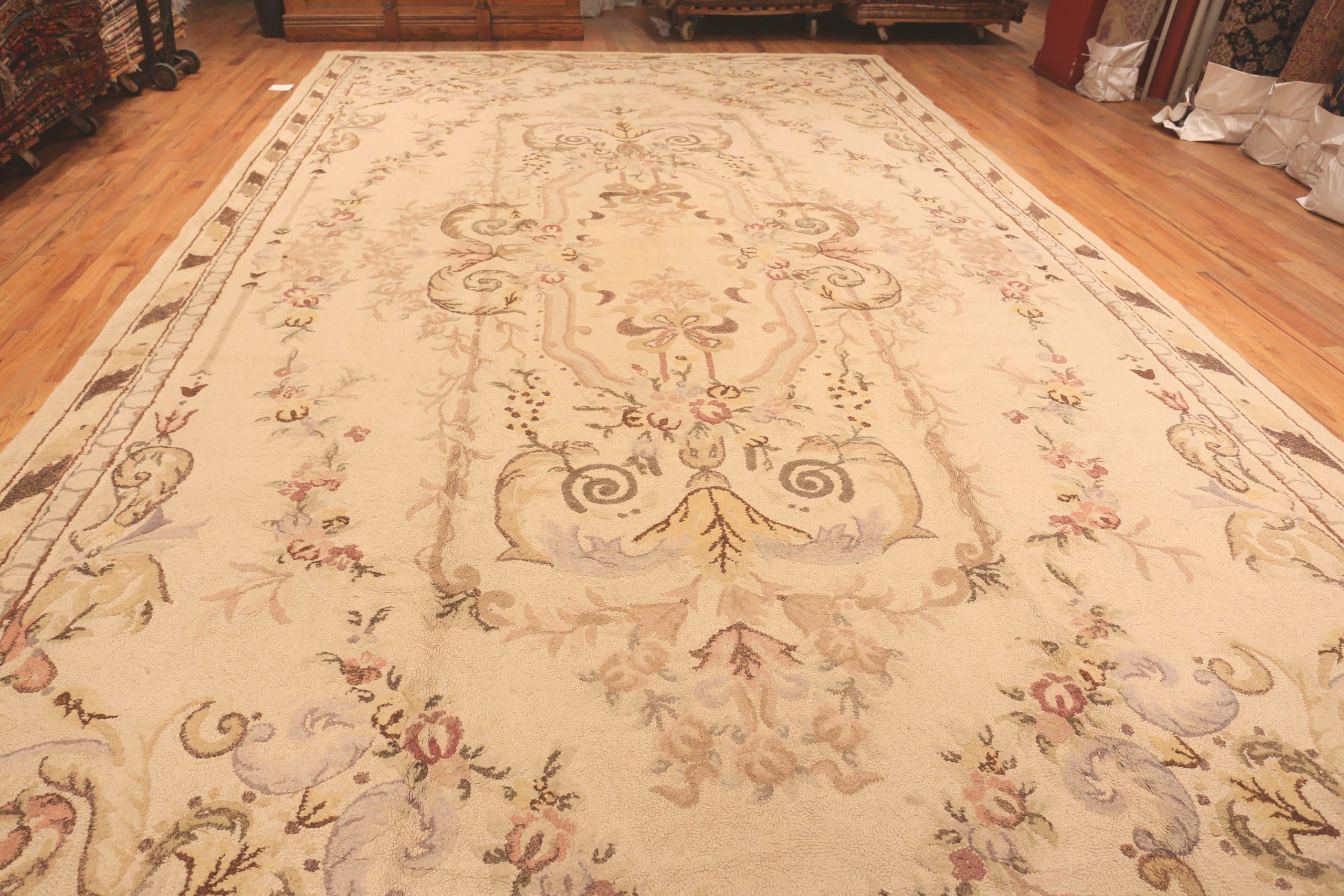 Antiker elfenbeinfarbener übergroßer amerikanischer Kapuzenteppich mit Blumenmuster 12'4