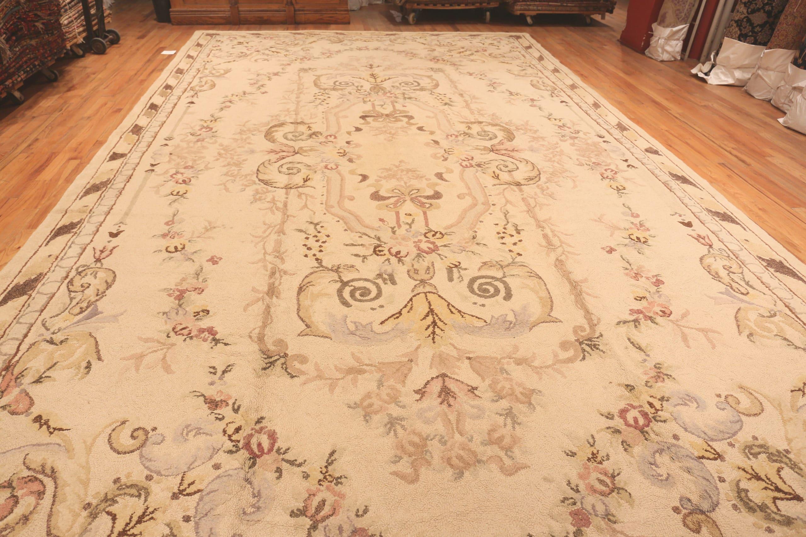 Coloniale americano Tappeto con ganci americani oversize Floral Design/One avorio antico 12'4