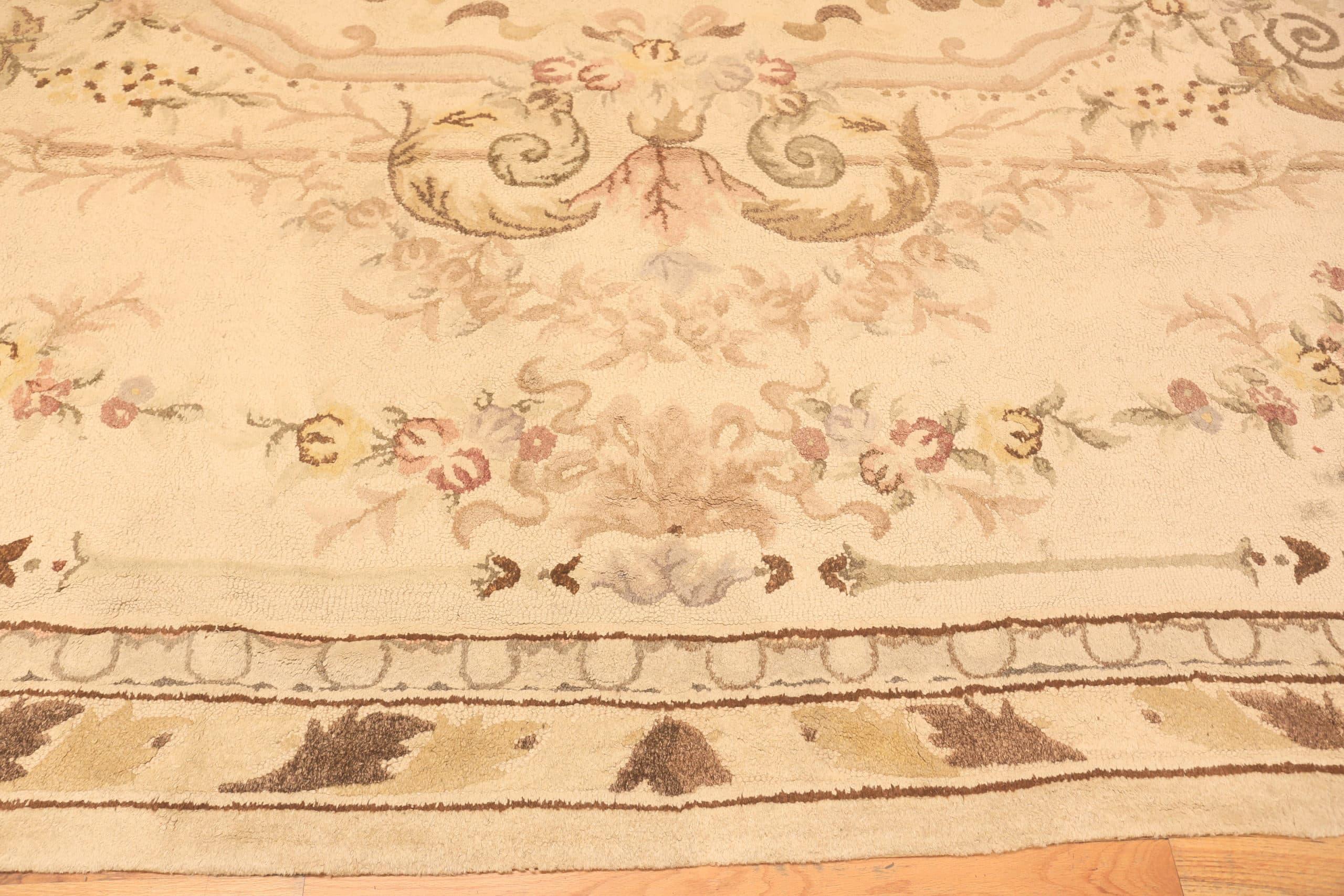 Antiker elfenbeinfarbener übergroßer amerikanischer Kapuzenteppich mit Blumenmuster 12'4