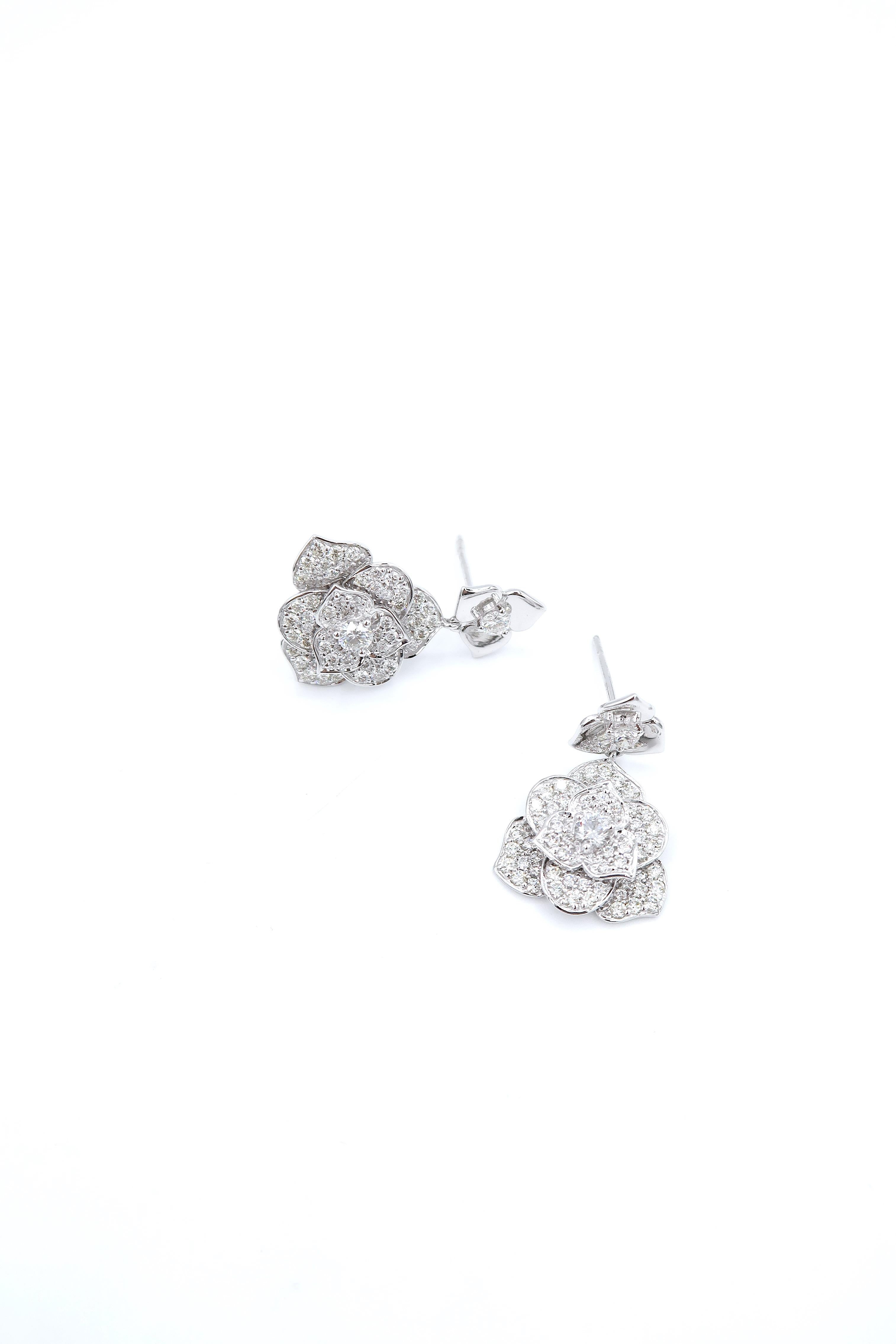 Floral Design Diamond 18K Gold Drop Earrings

Gold: 18K 14.22g.
Diamond: 2.08cts.