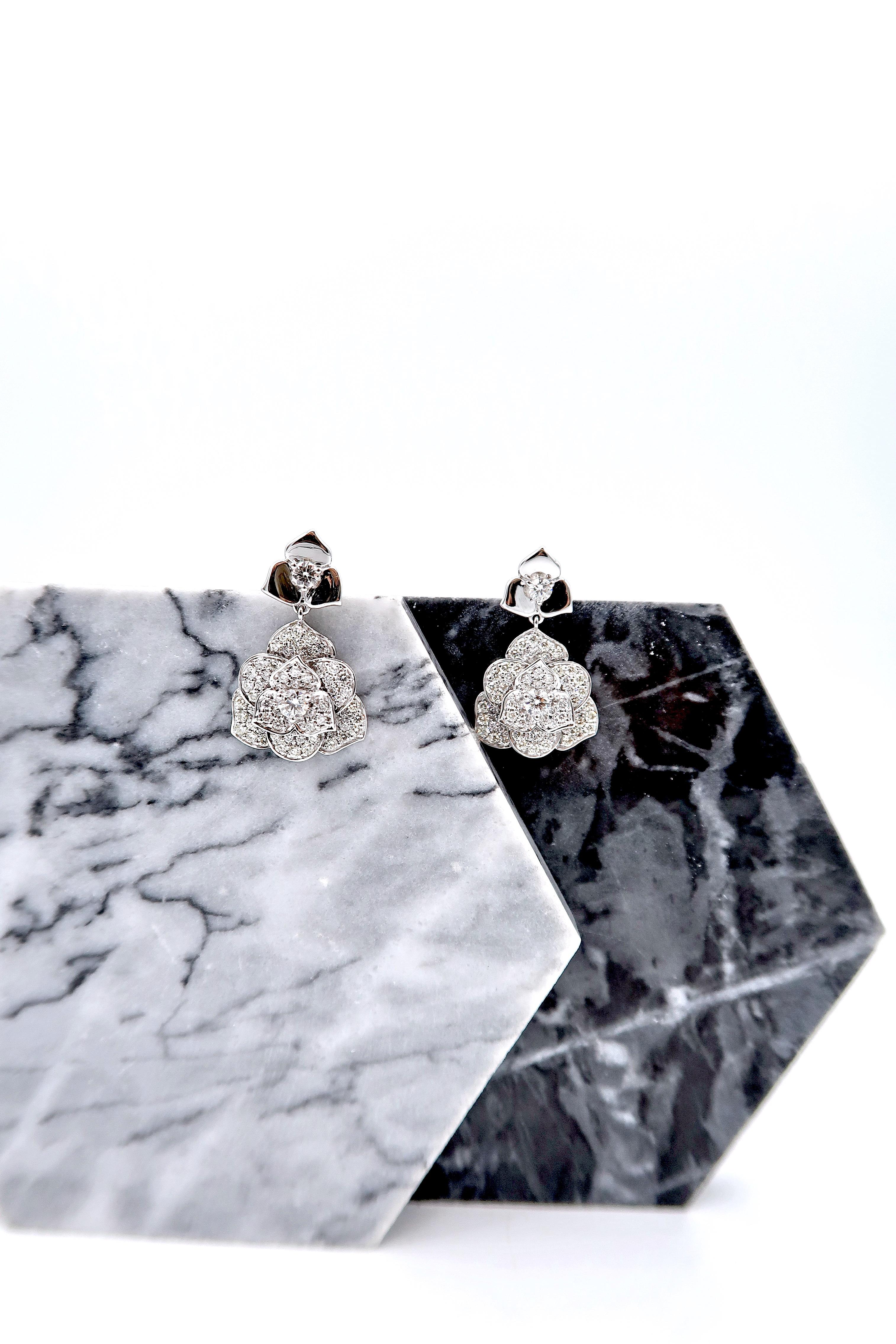 Contemporary Floral Design Diamond 18 Karat Gold Drop Earrings For Sale