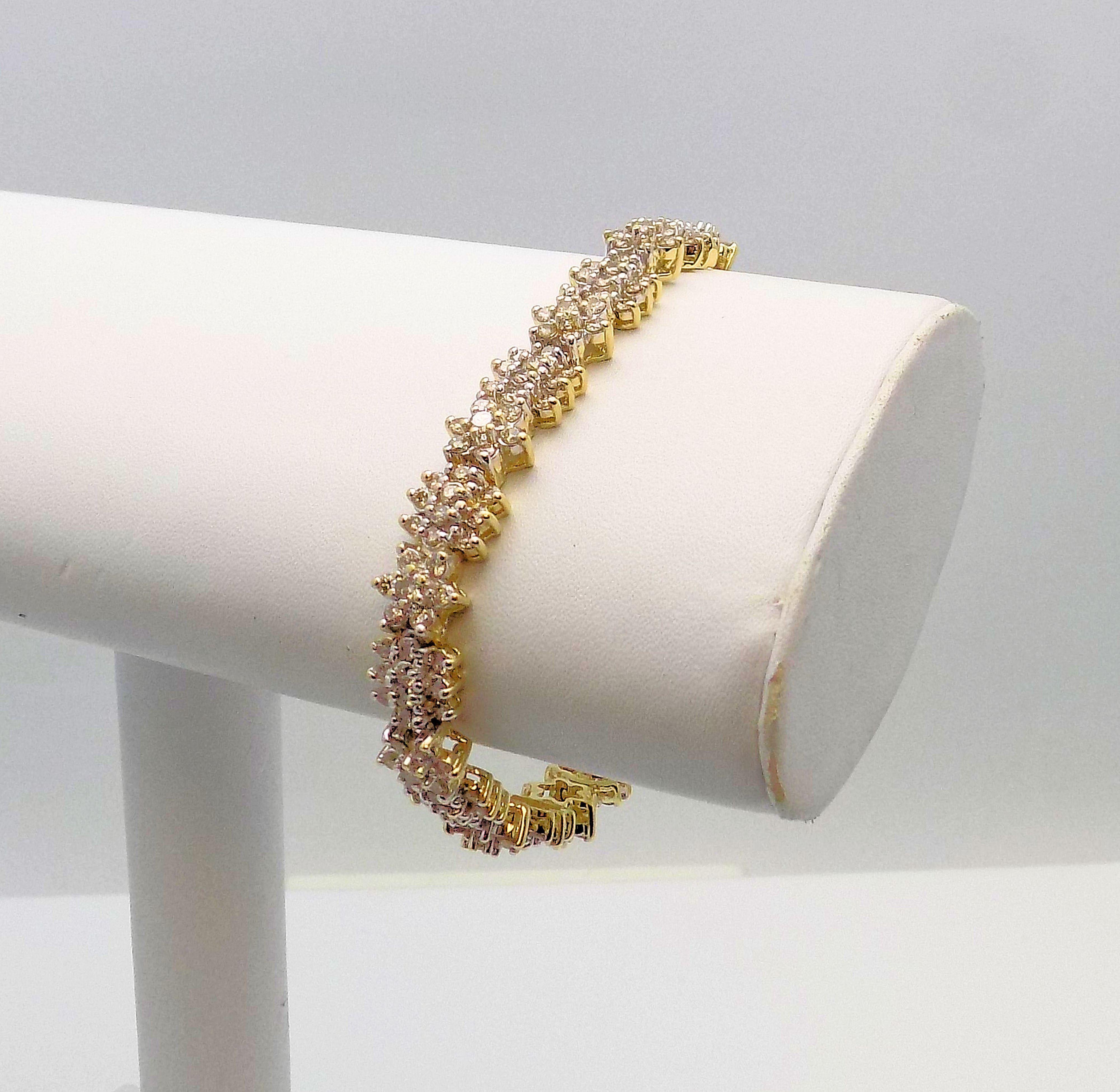 Floral Design Diamond Line Bracelet In New Condition For Sale In Dallas, TX