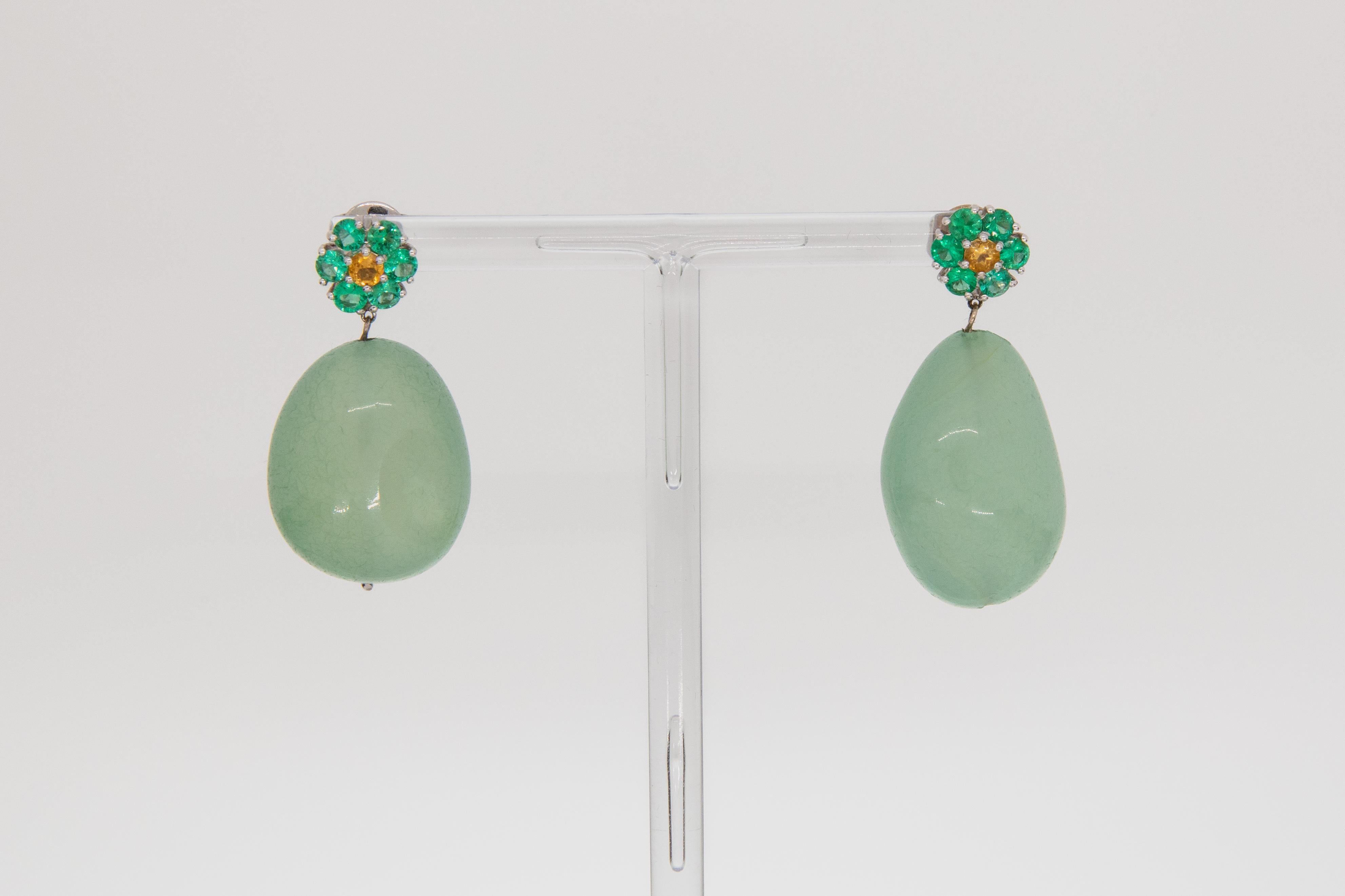 Orecchino con disegno floreale con smeraldo e calcedonio in vendita 4
