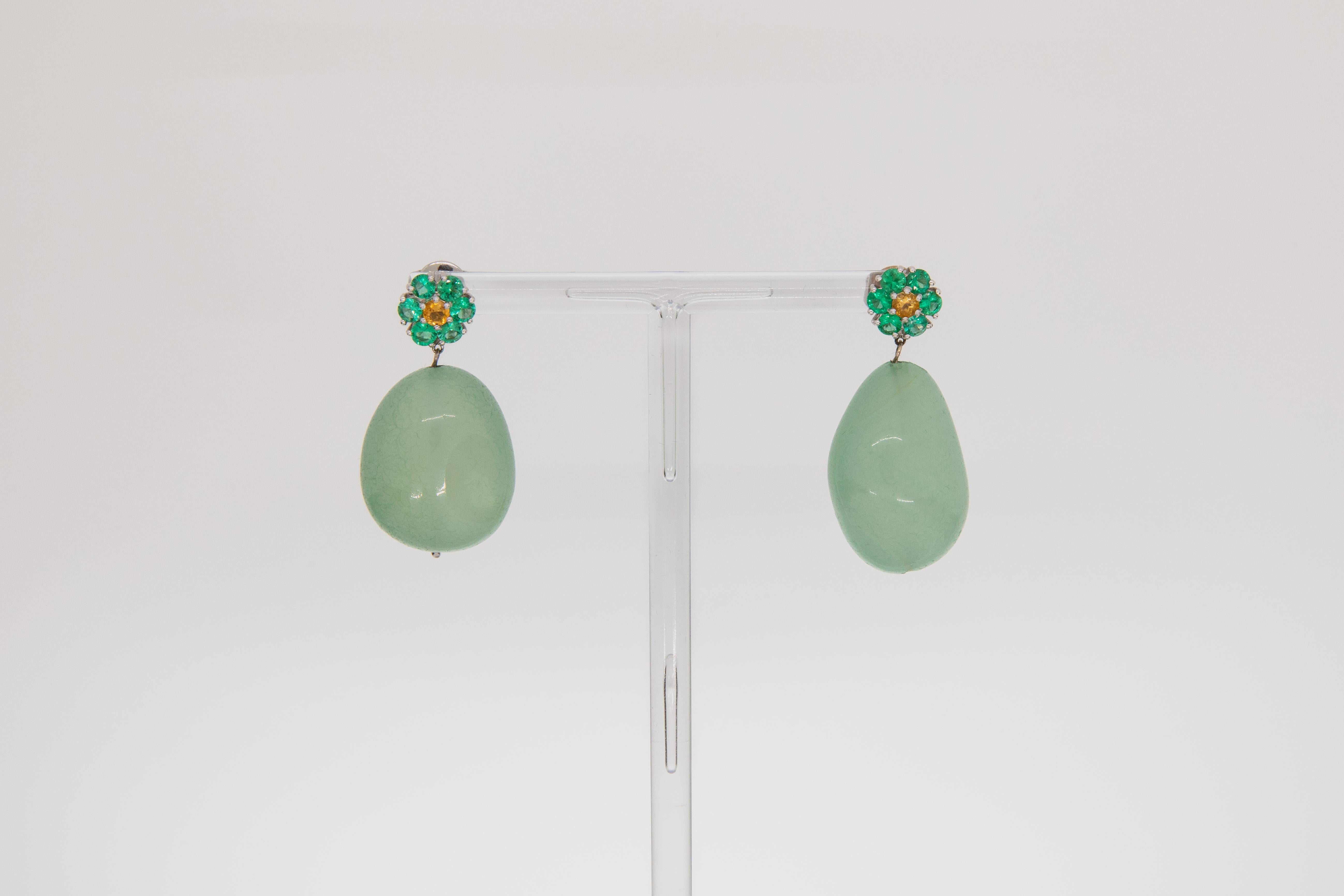 Orecchino con disegno floreale con smeraldo e calcedonio in vendita 5