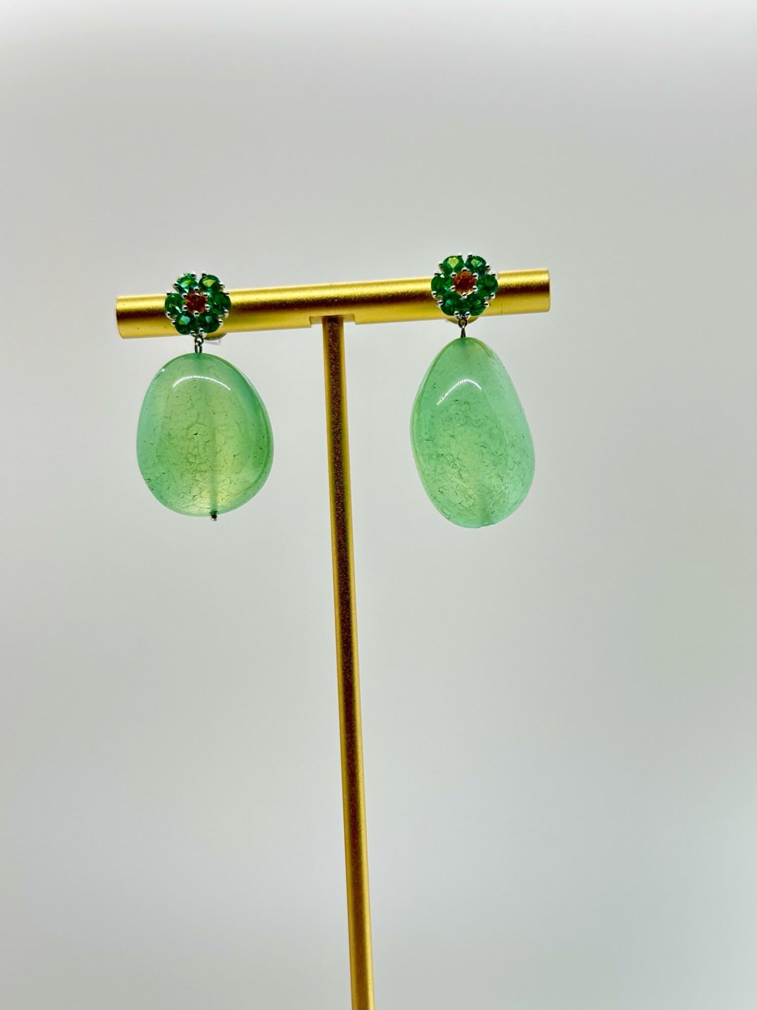 Artigiano Orecchino con disegno floreale con smeraldo e calcedonio in vendita