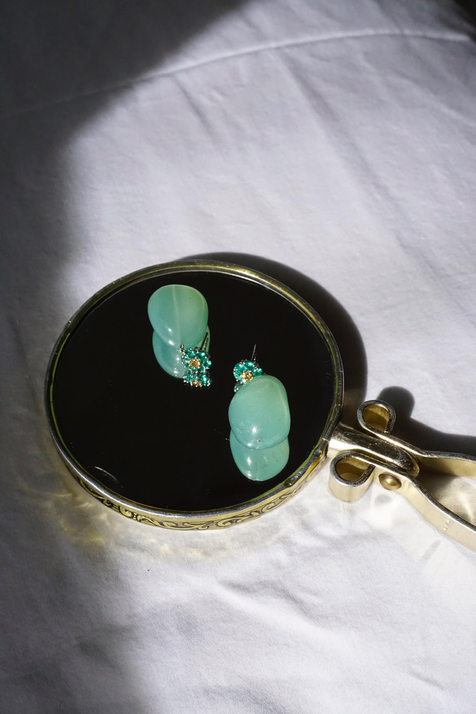  Floral design Earring with emerald and Chalcedony In Excellent Condition For Sale In New York, NY