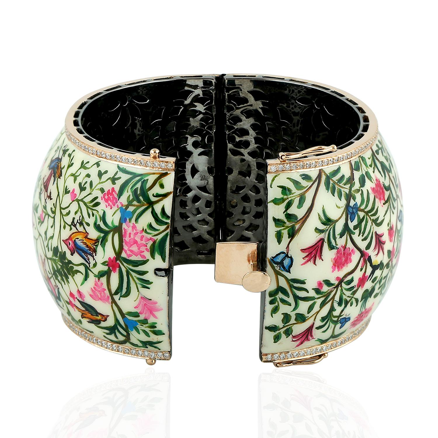 Manschettenarmband aus Emaille mit Blumenmuster und Diamanten aus 18 Karat Gold und Silber (Gemischter Schliff) im Angebot