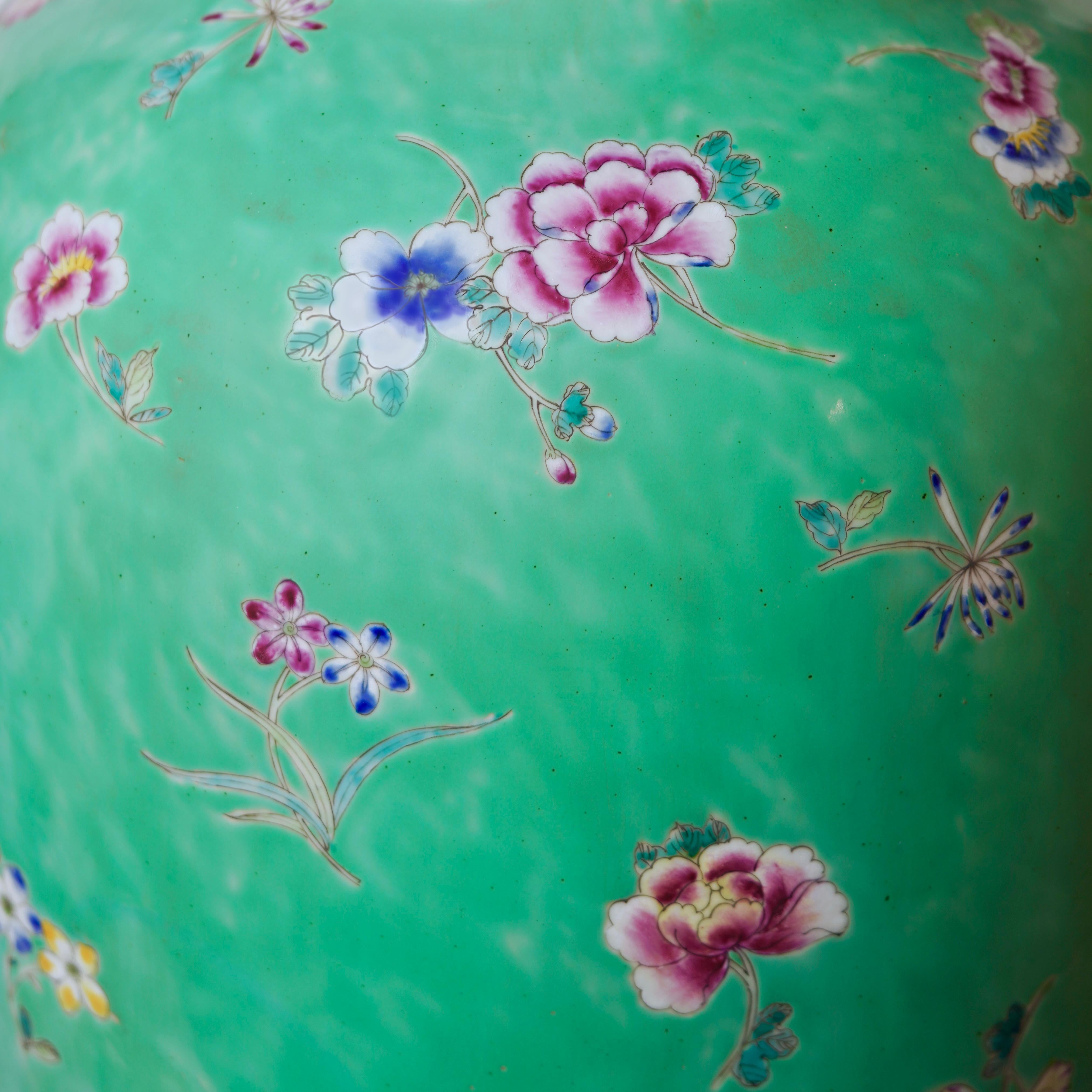 Ce grand vase de sol vintage est un récipient traditionnel en porcelaine provenant de Towneshen, une ville longtemps distinguée par le patronage impérial. Les vifs motifs peints à la main qui couvrent l'ensemble du corps du vase représentent des