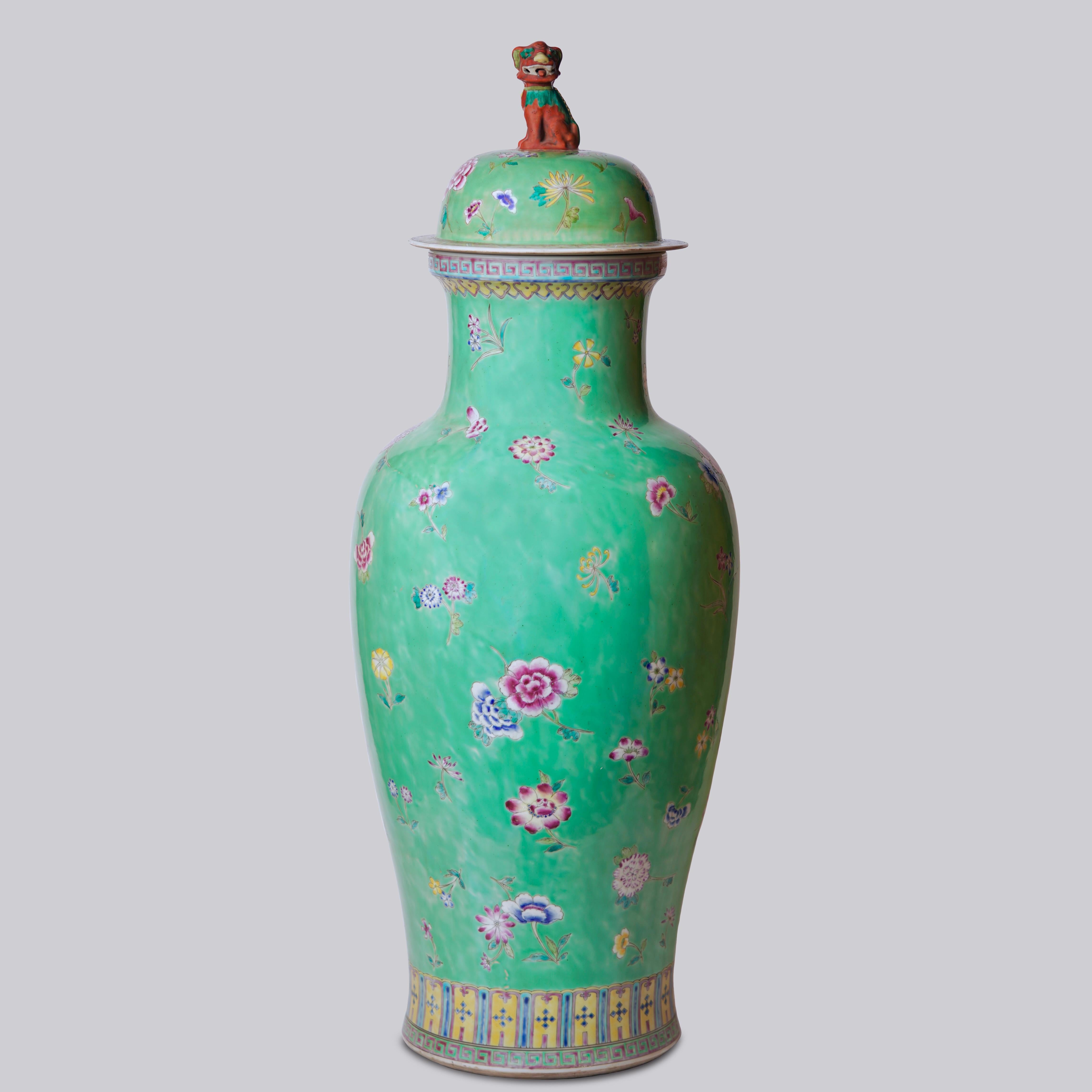 Qing Vase de sol en porcelaine Famille Verte à motif floral vintage en vente