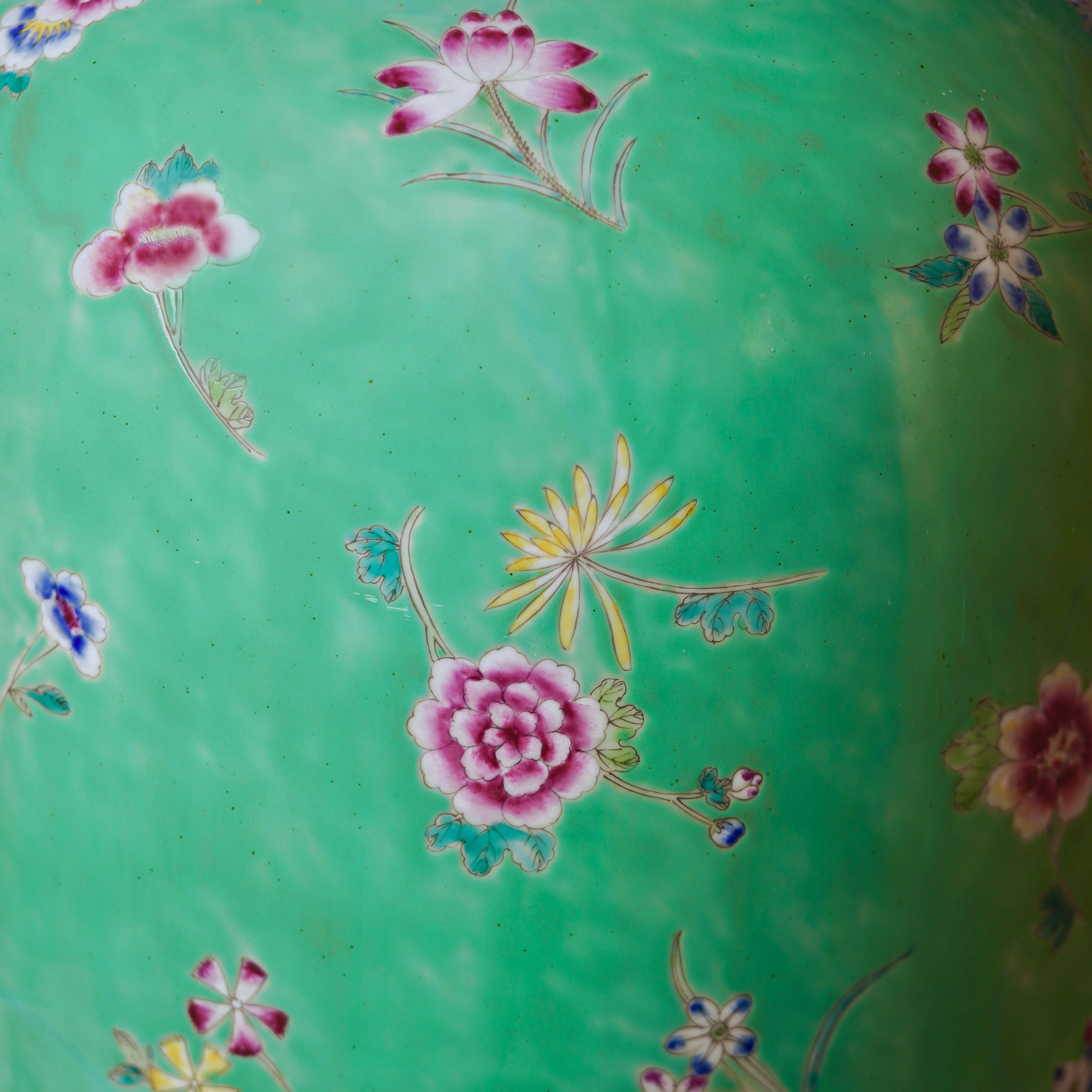 Chinois Vase de sol en porcelaine Famille Verte à motif floral vintage en vente