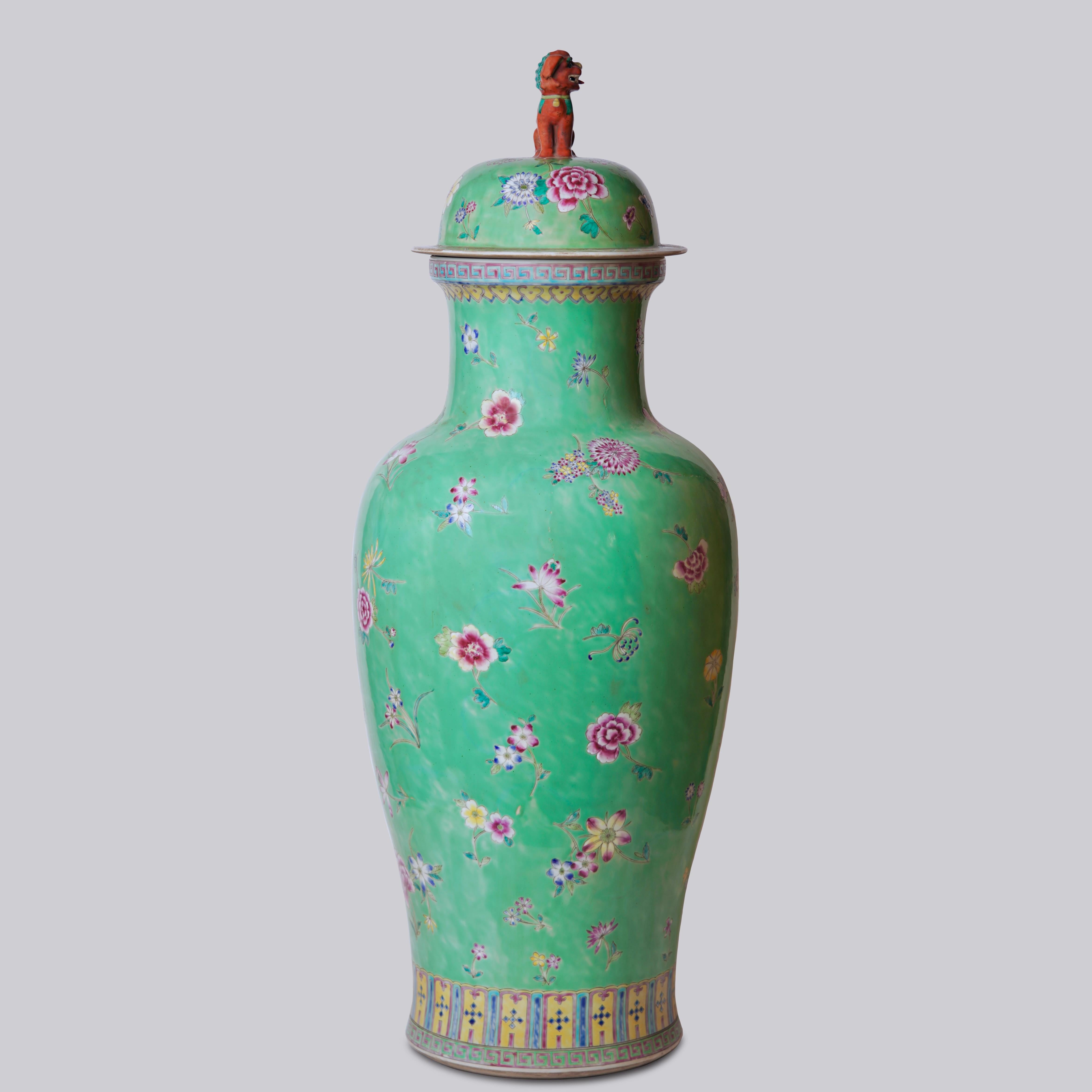 Vase de sol en porcelaine Famille Verte à motif floral vintage Bon état - En vente à Manassas Park, VA