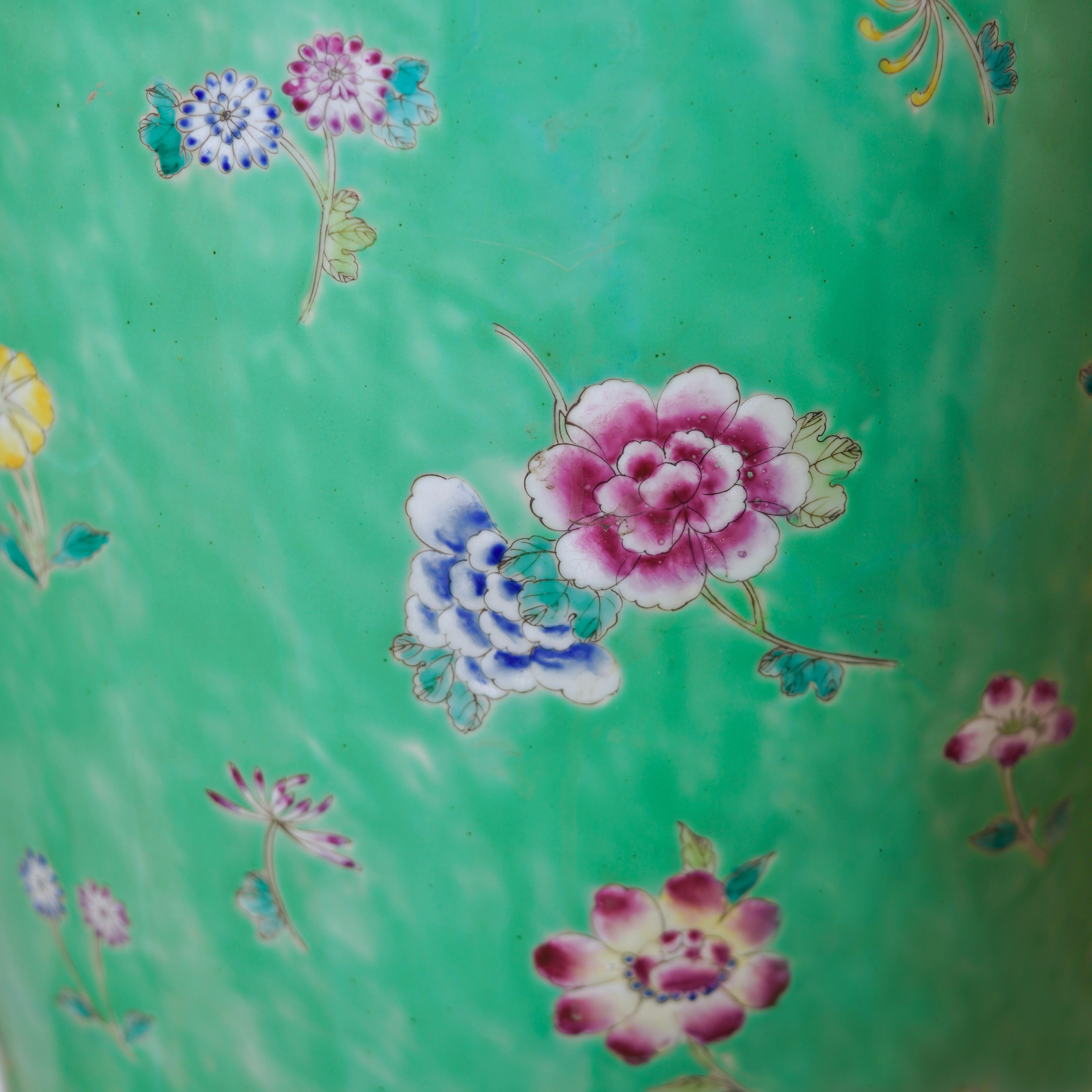 20ième siècle Vase de sol en porcelaine Famille Verte à motif floral vintage en vente